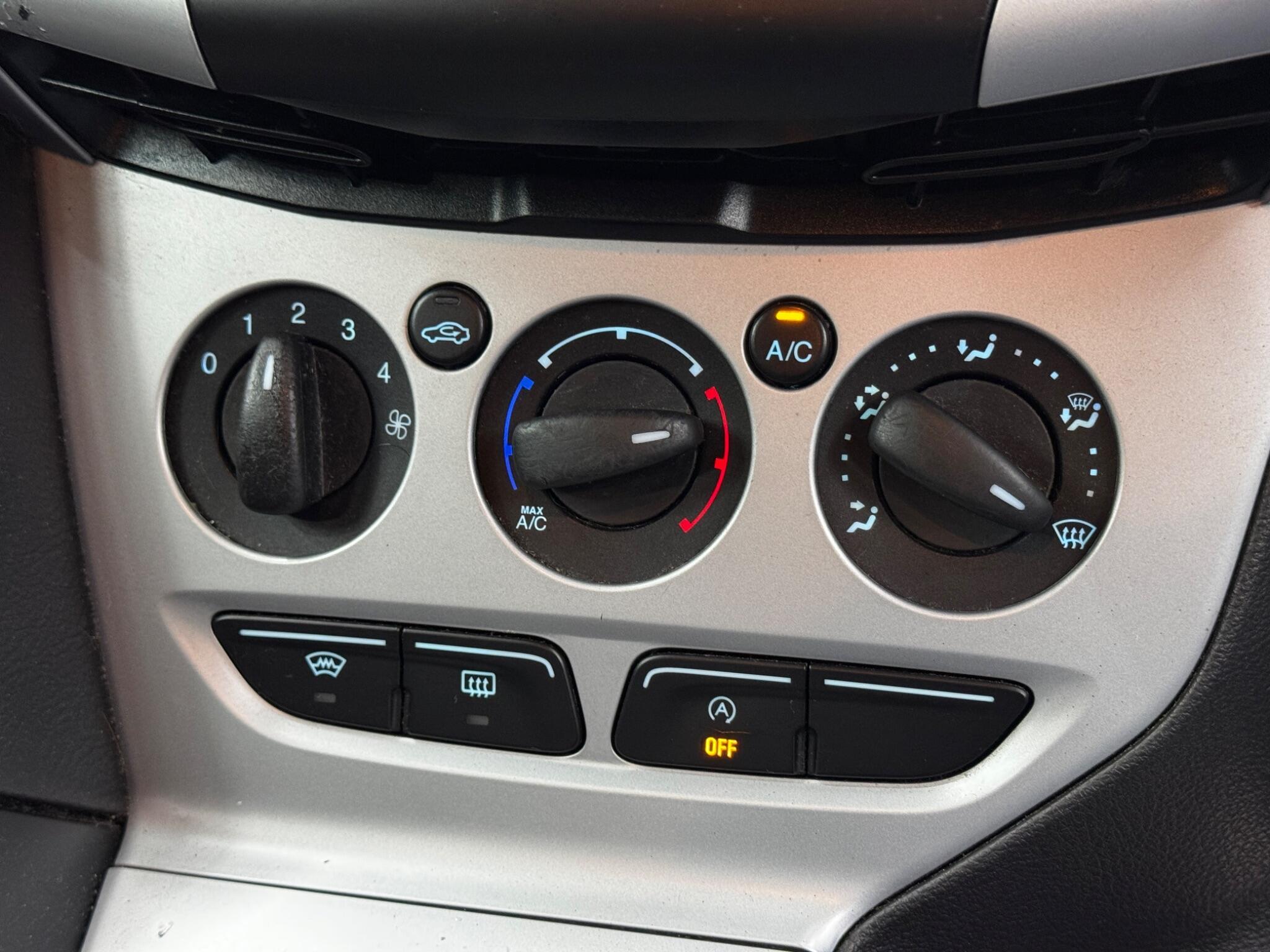 Ford Focus - Image 22