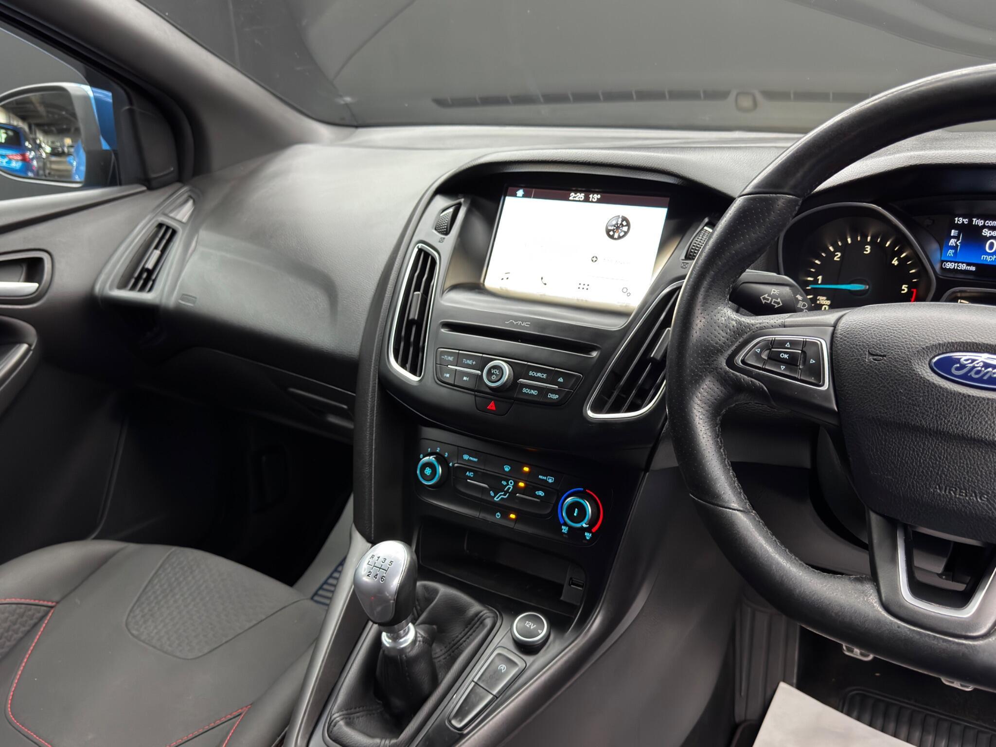 Ford Focus - Image 23