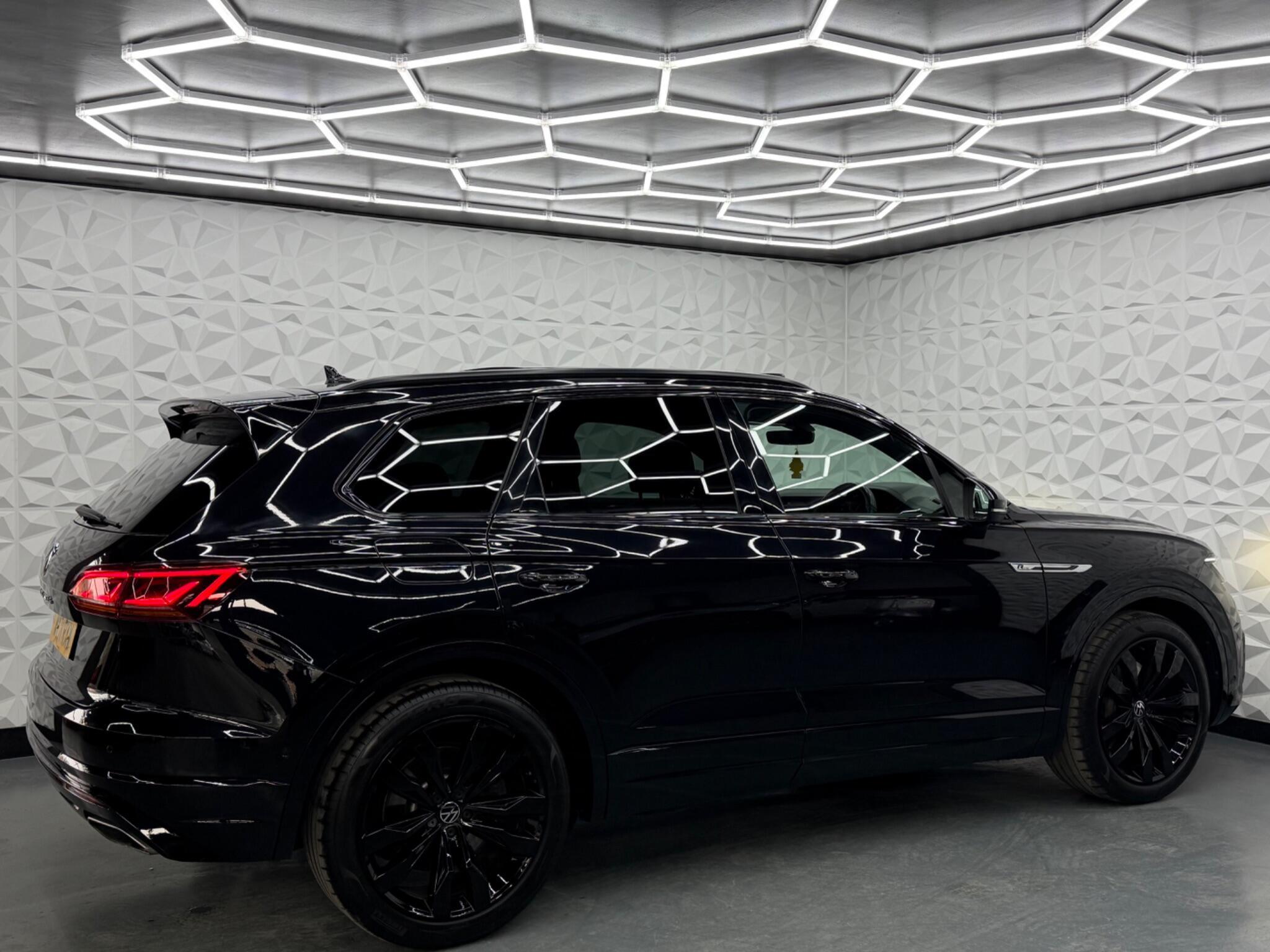 Volkswagen Touareg - Image 11