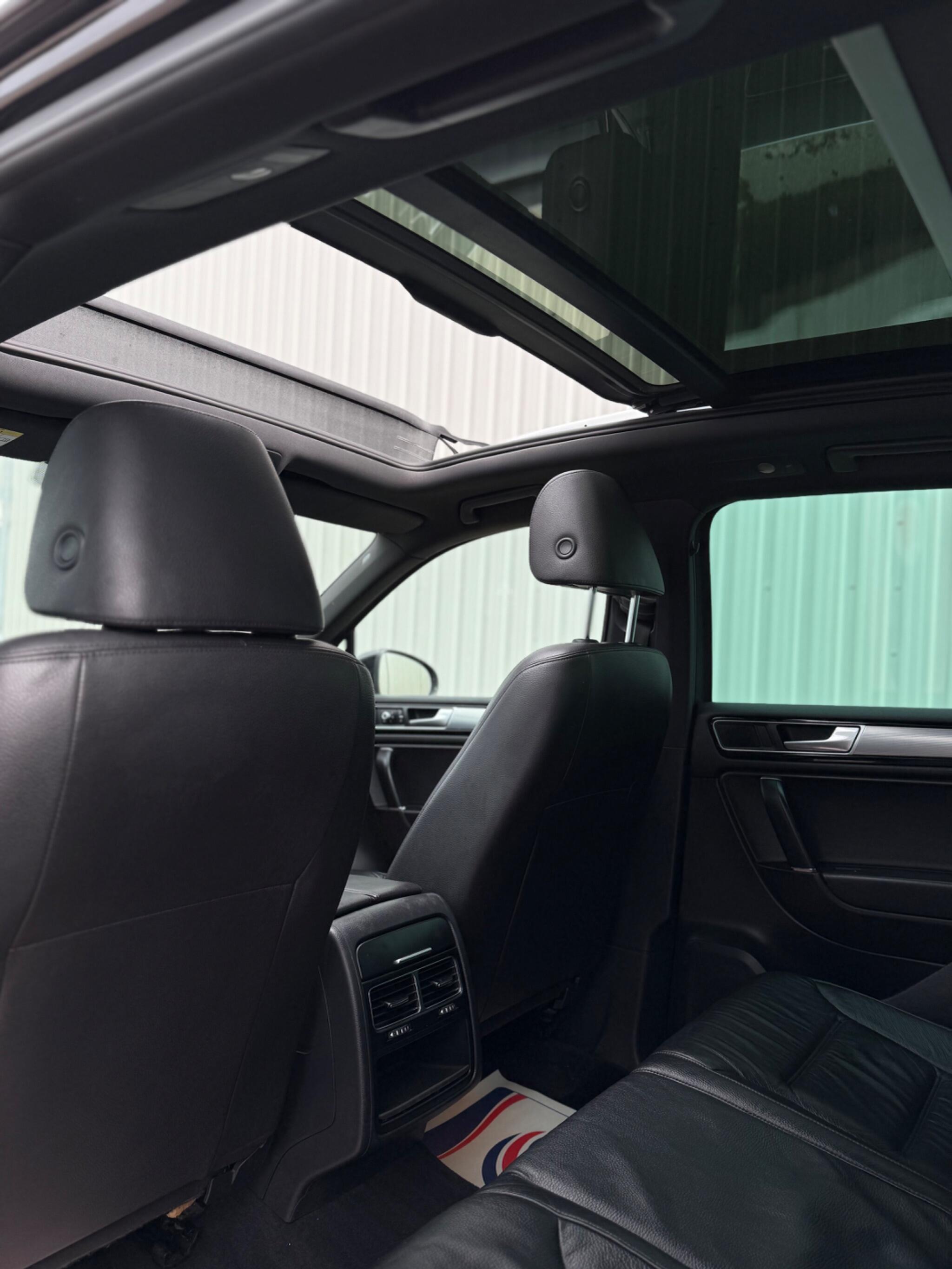 Volkswagen Touareg - Image 32