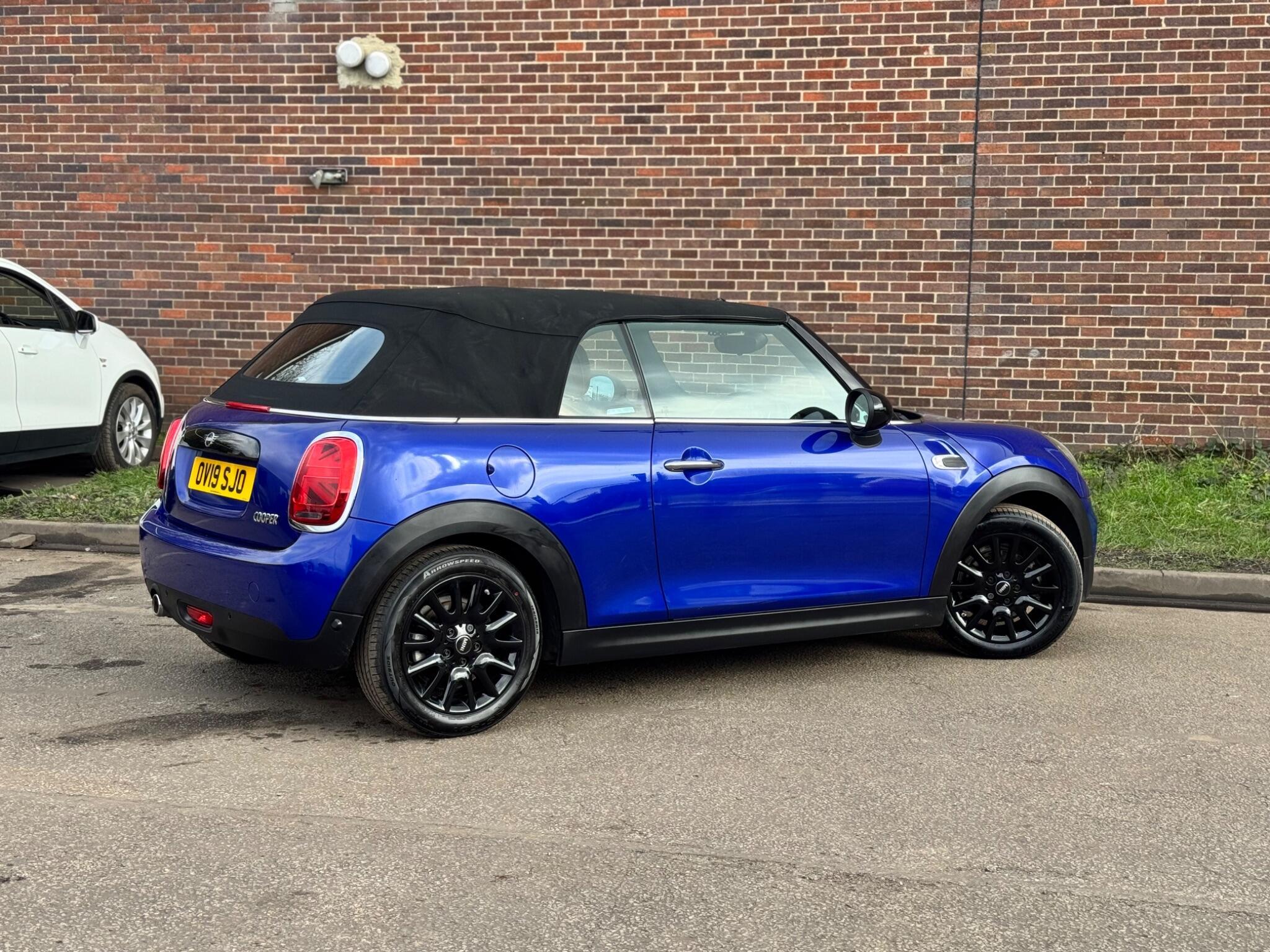 MINI Convertible - Image 14