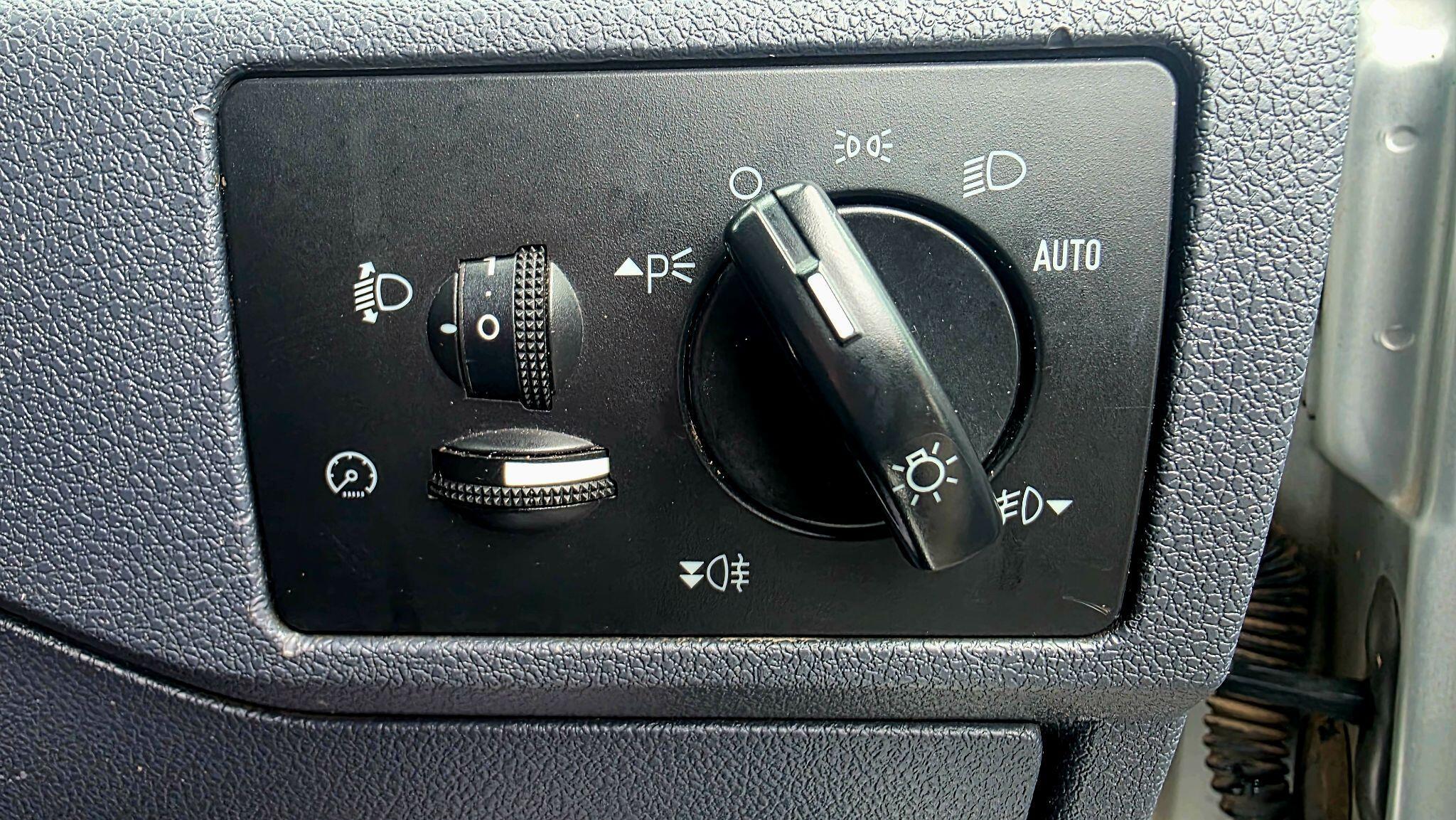 Ford Transit Connect - Image 20