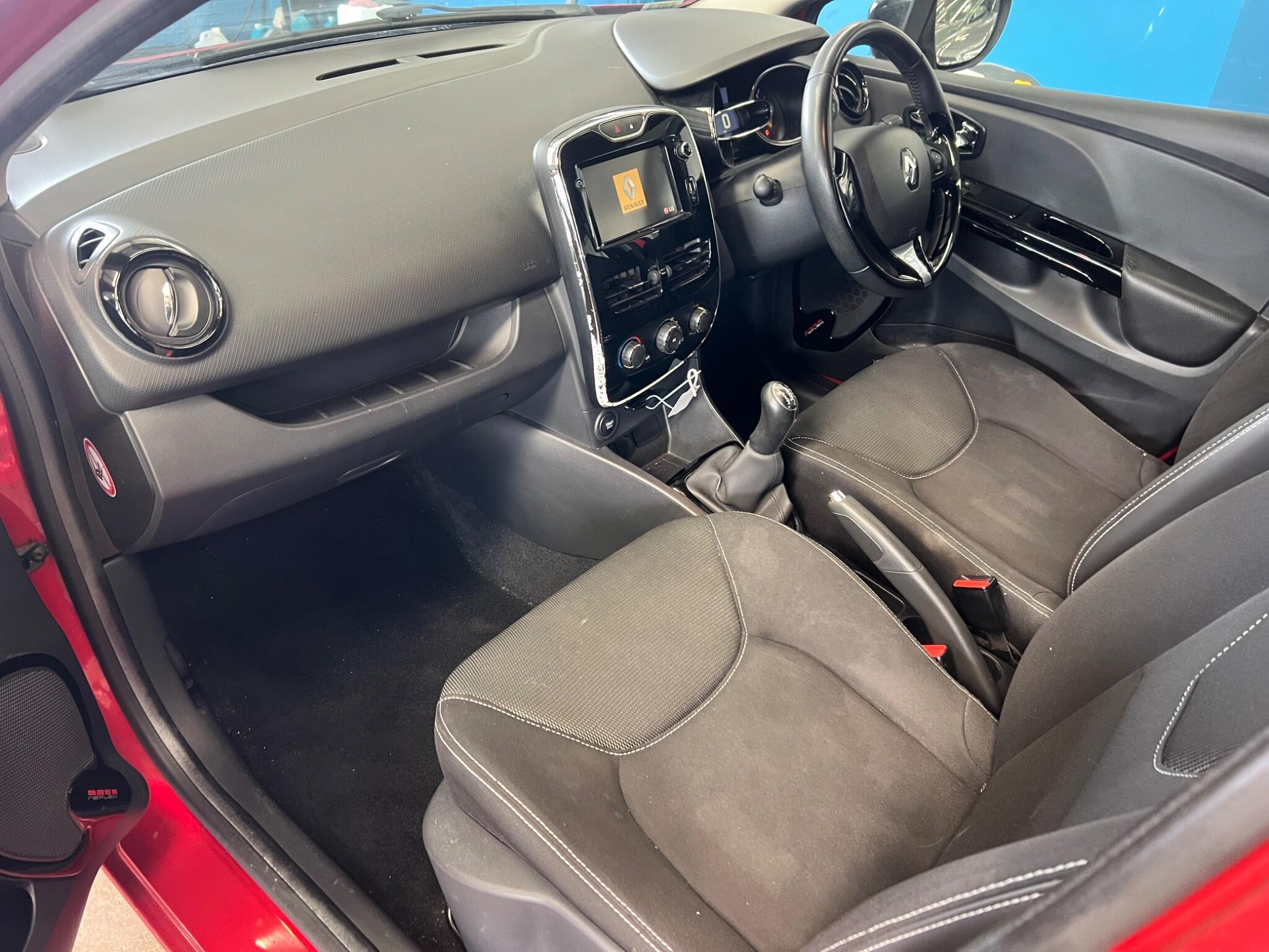 Renault Clio - Image 25