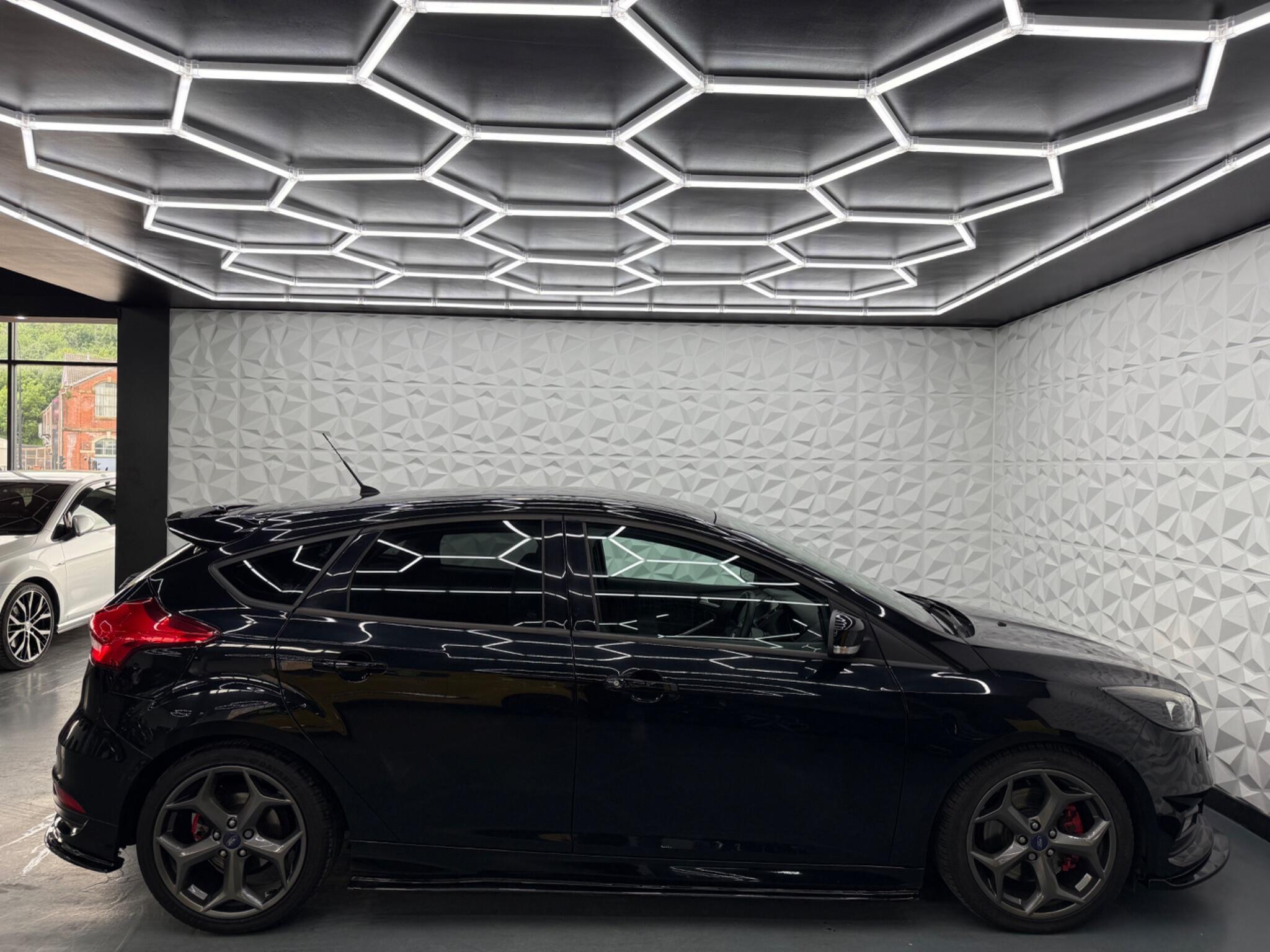 Ford Focus - Image 16