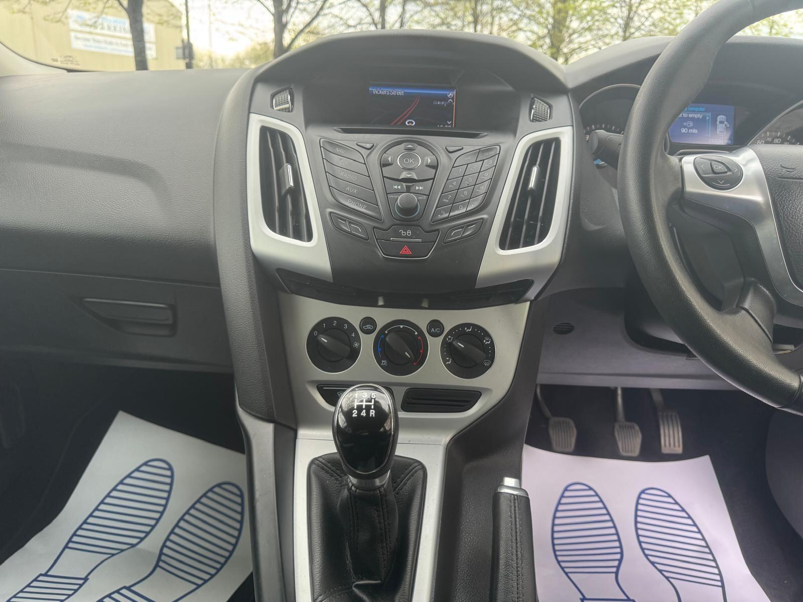 Ford Focus - Image 12