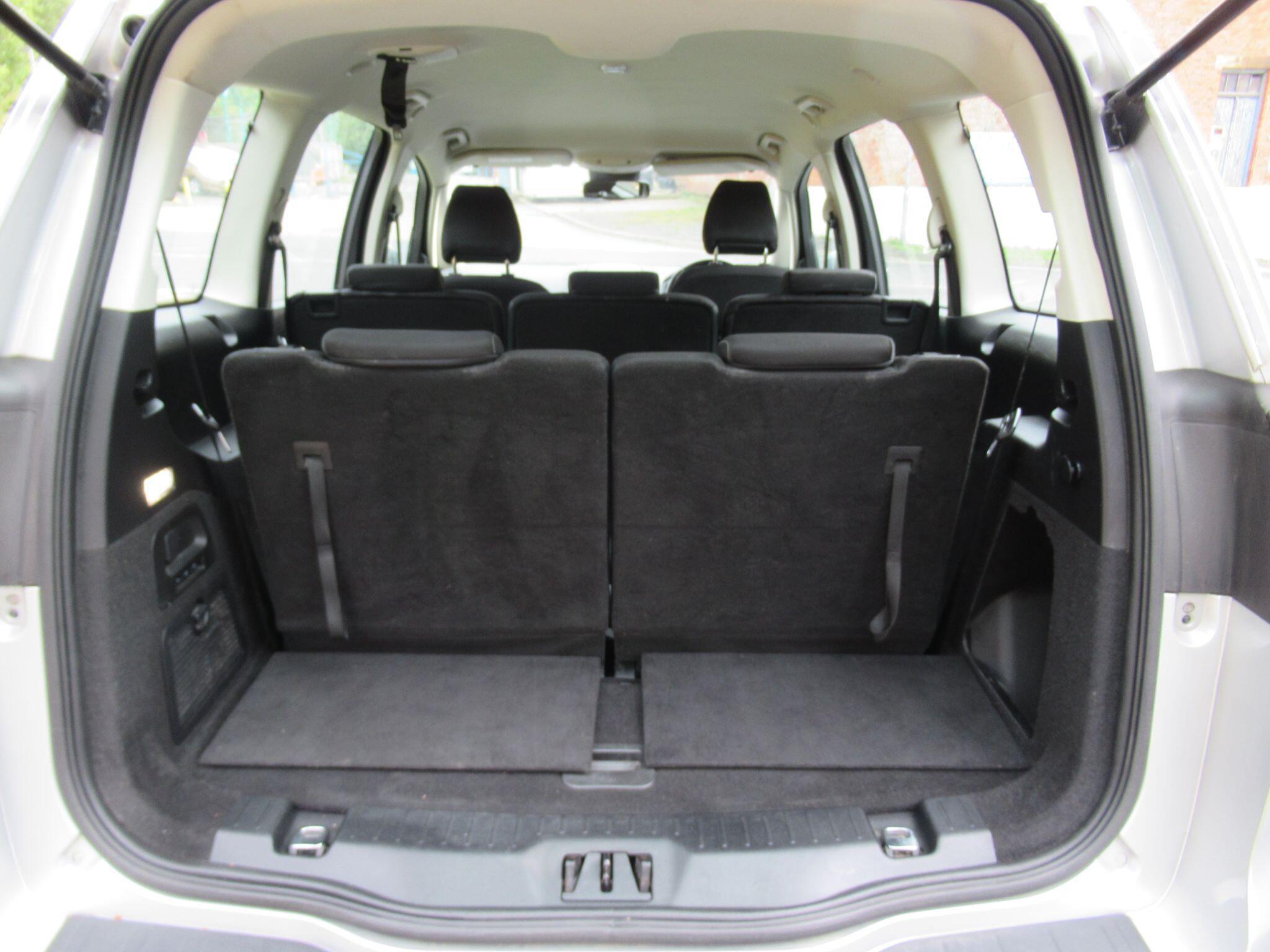 Ford Galaxy - Image 18