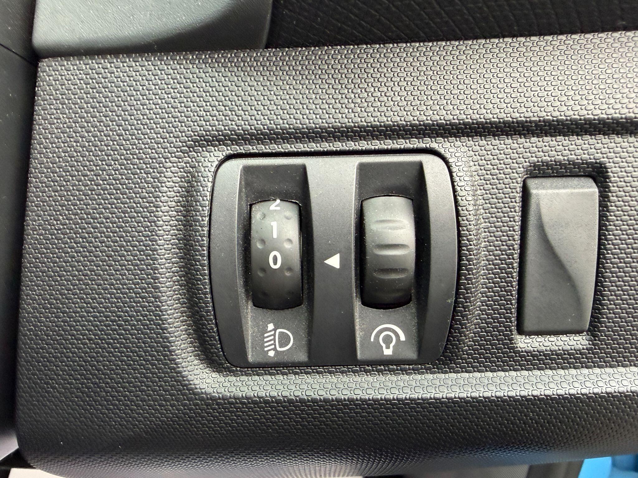 Renault Clio - Image 57