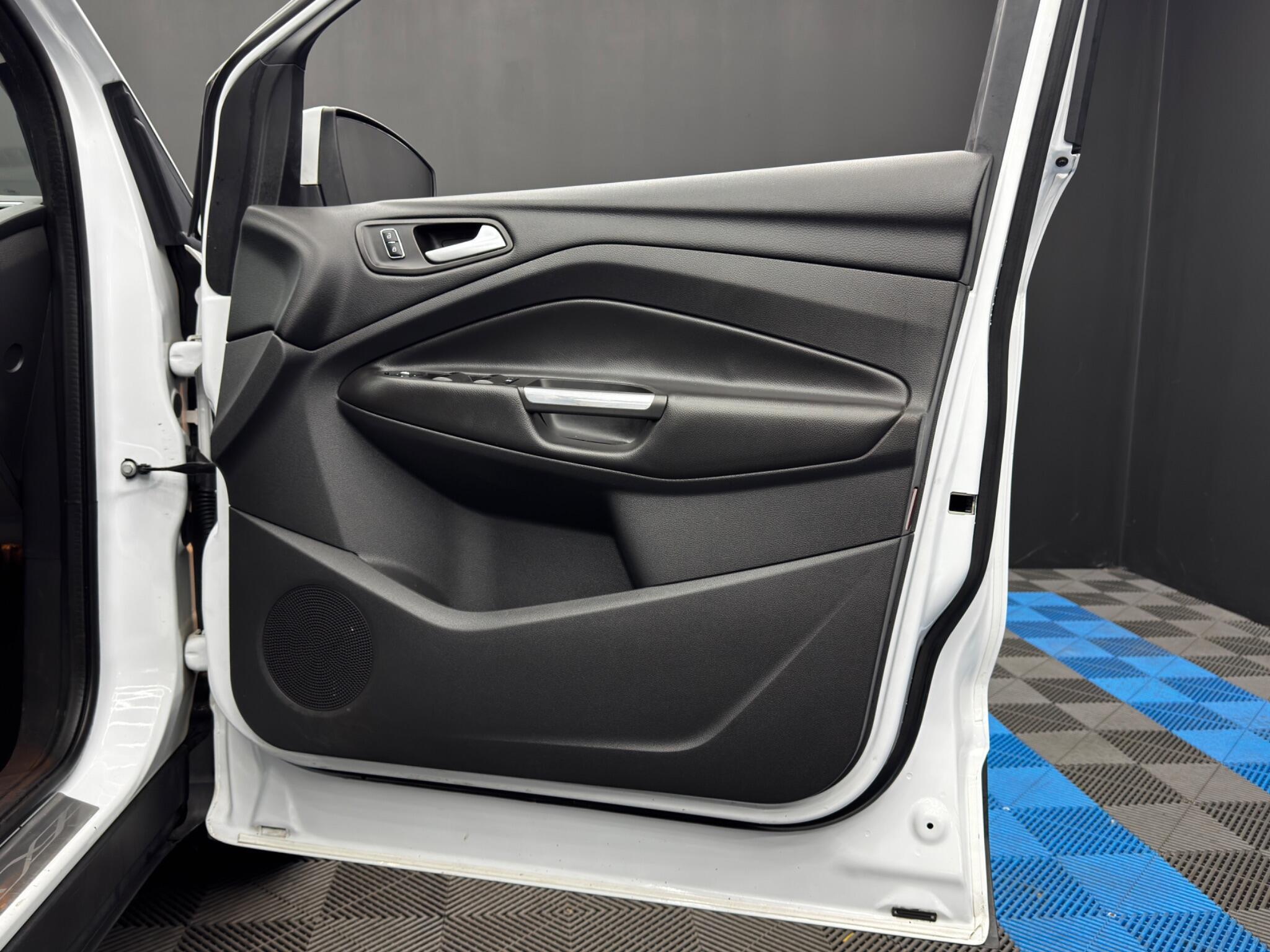 Ford Kuga - Image 36