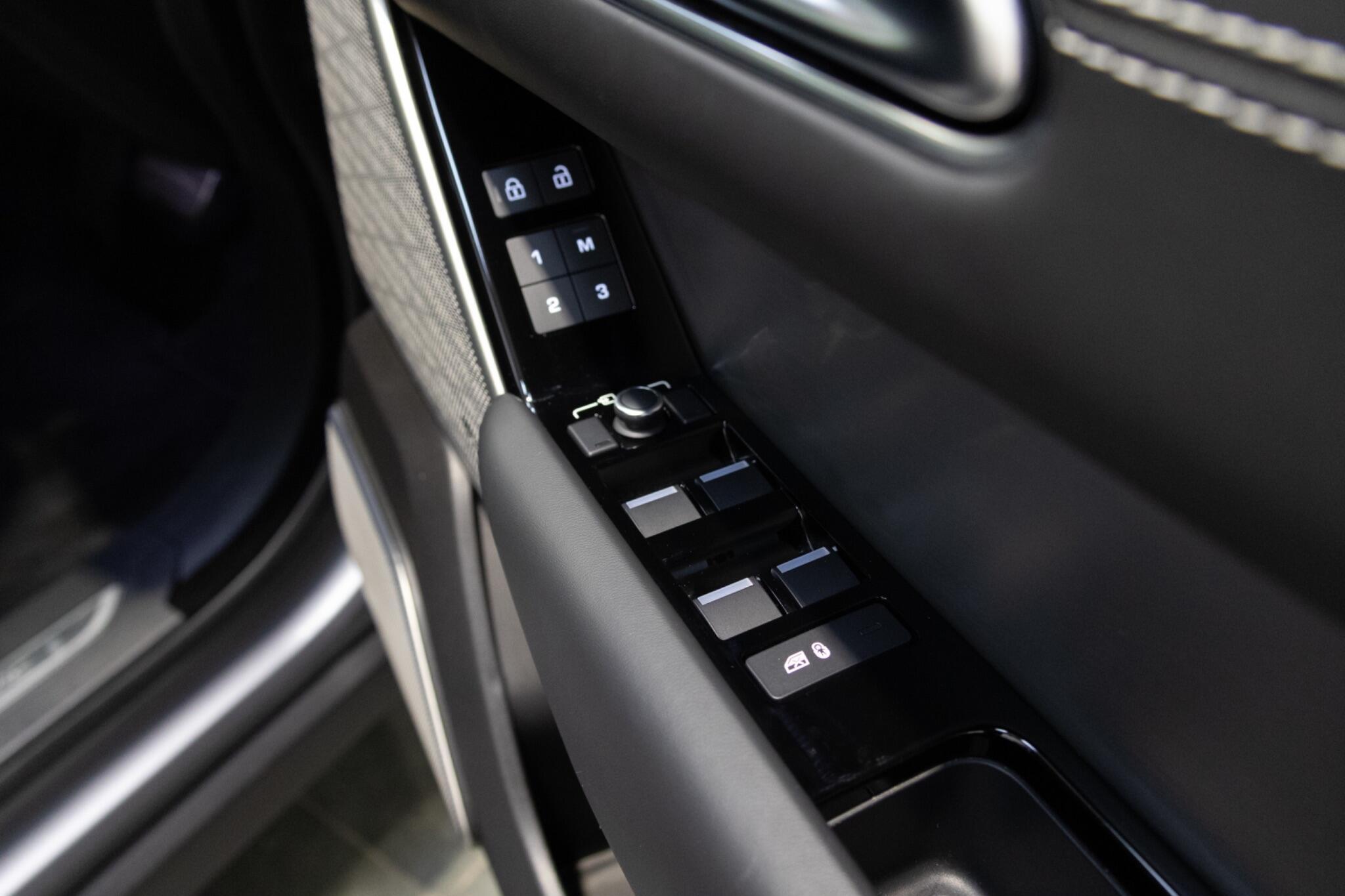 Land Rover Range Rover Velar - Image 19