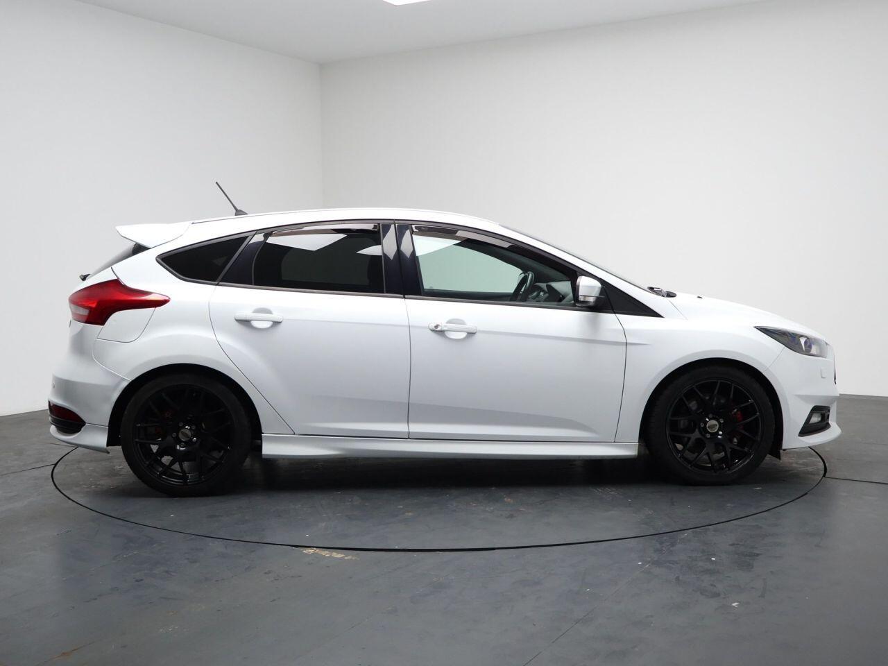 Ford Focus - Image 14
