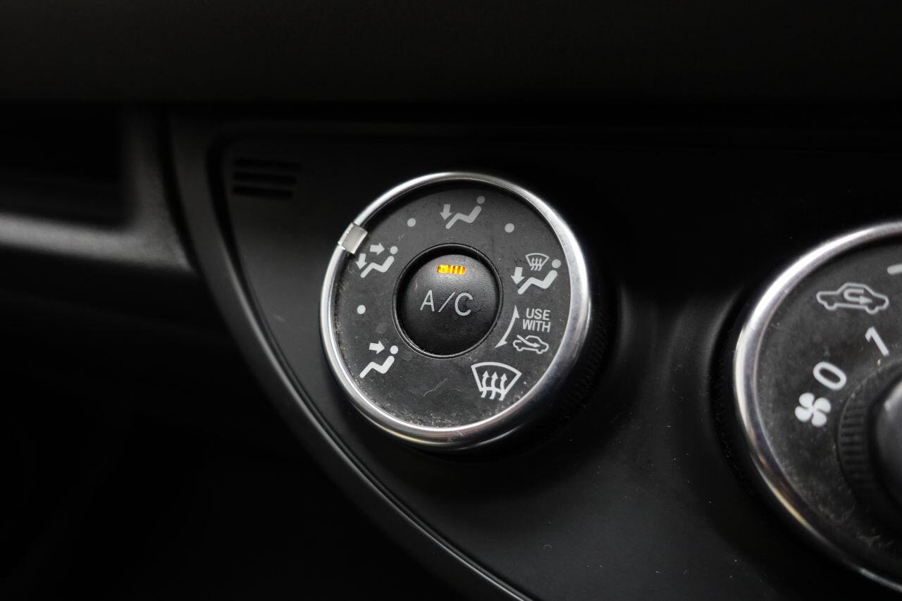 Toyota Yaris - Image 35