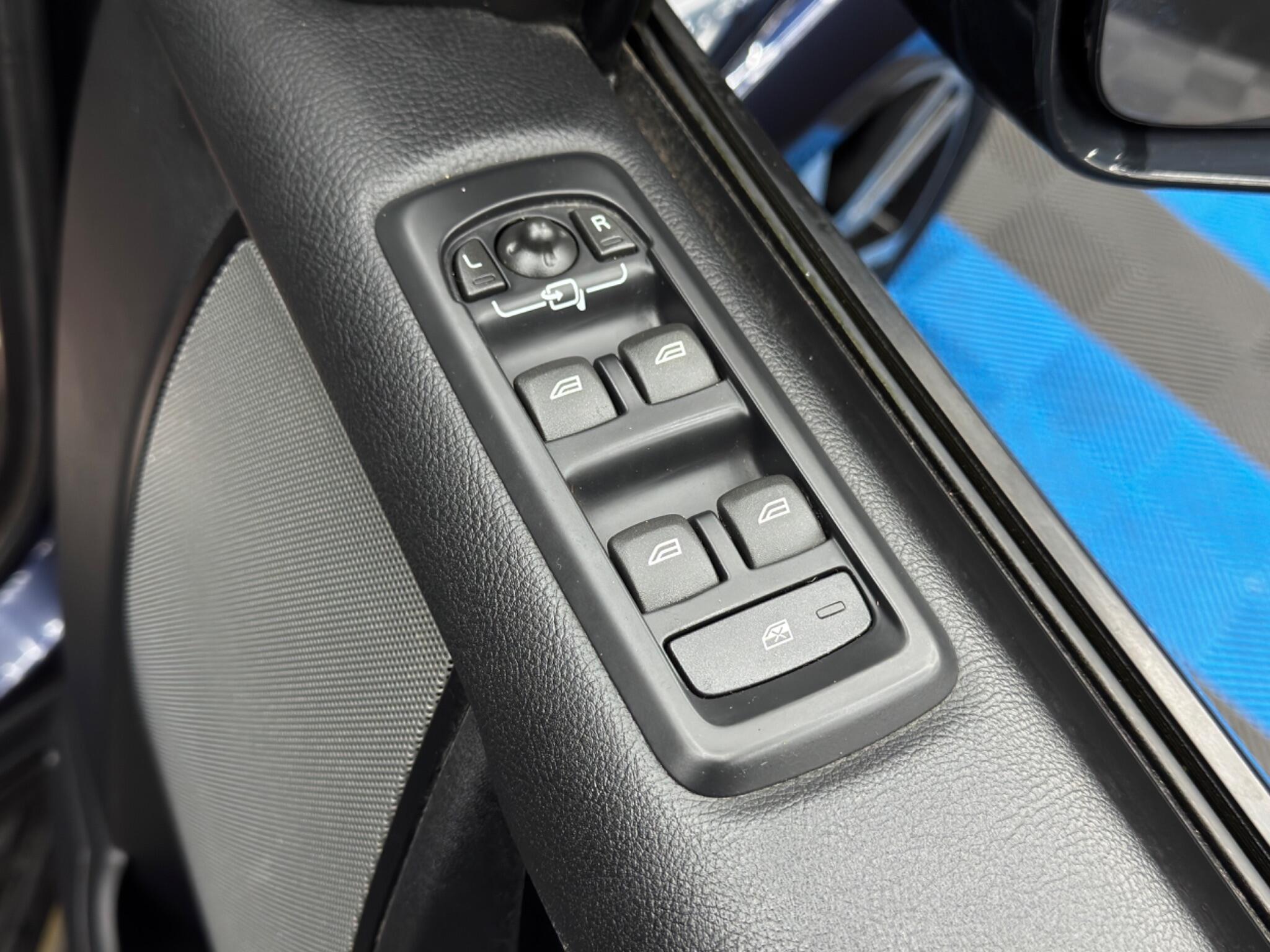 Land Rover DISCOVERY 4 - Image 40