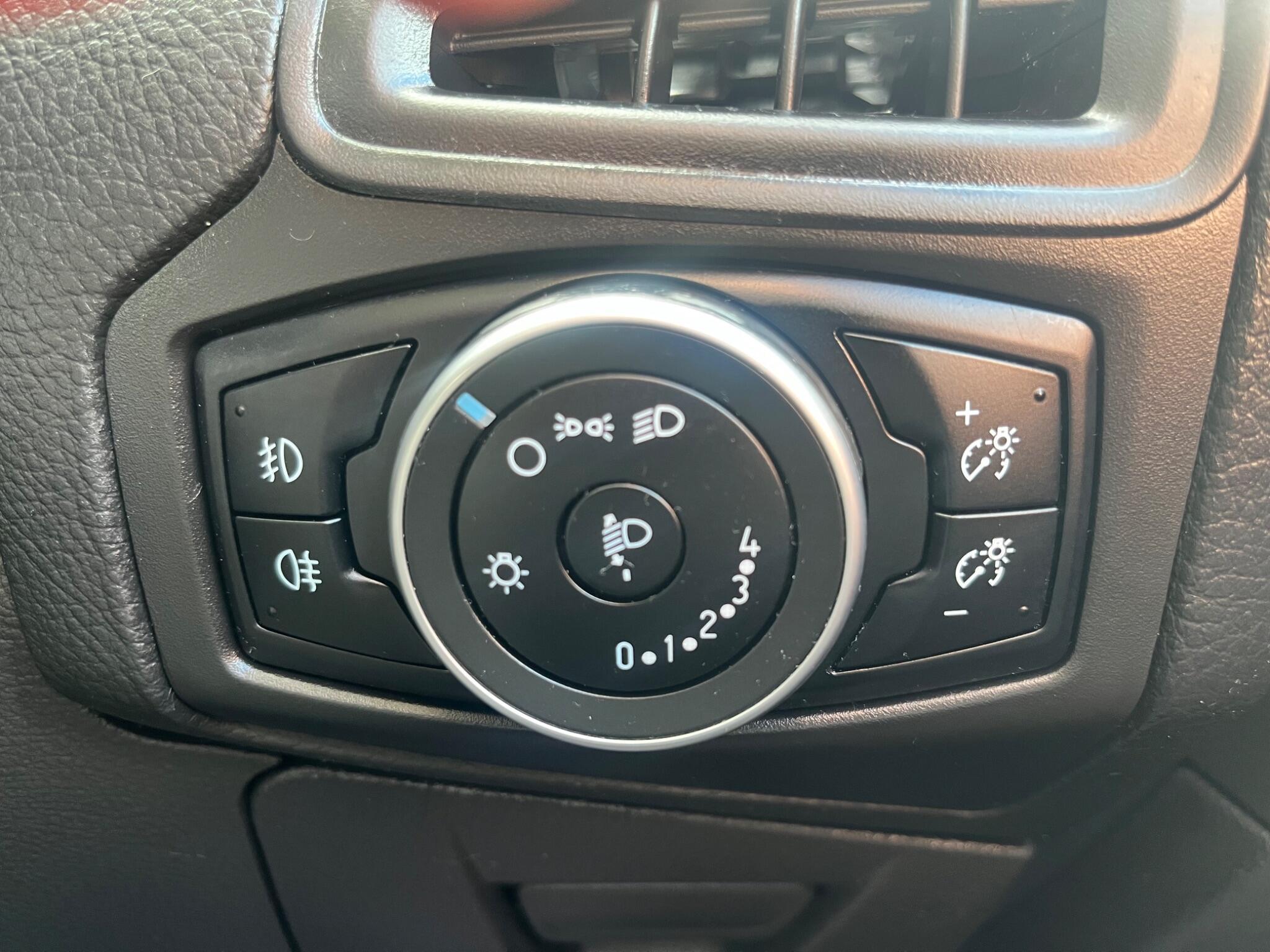 Ford Focus - Image 11