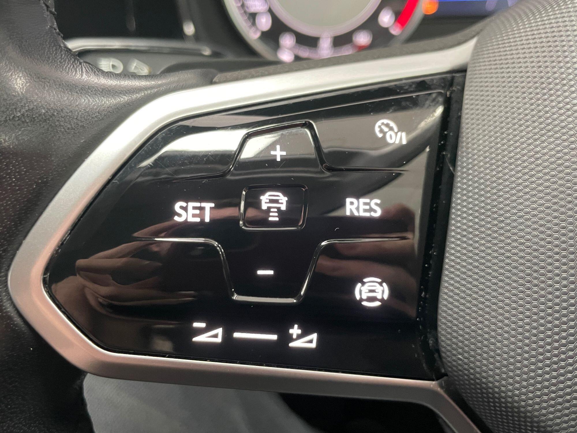 Volkswagen Touareg - Image 35