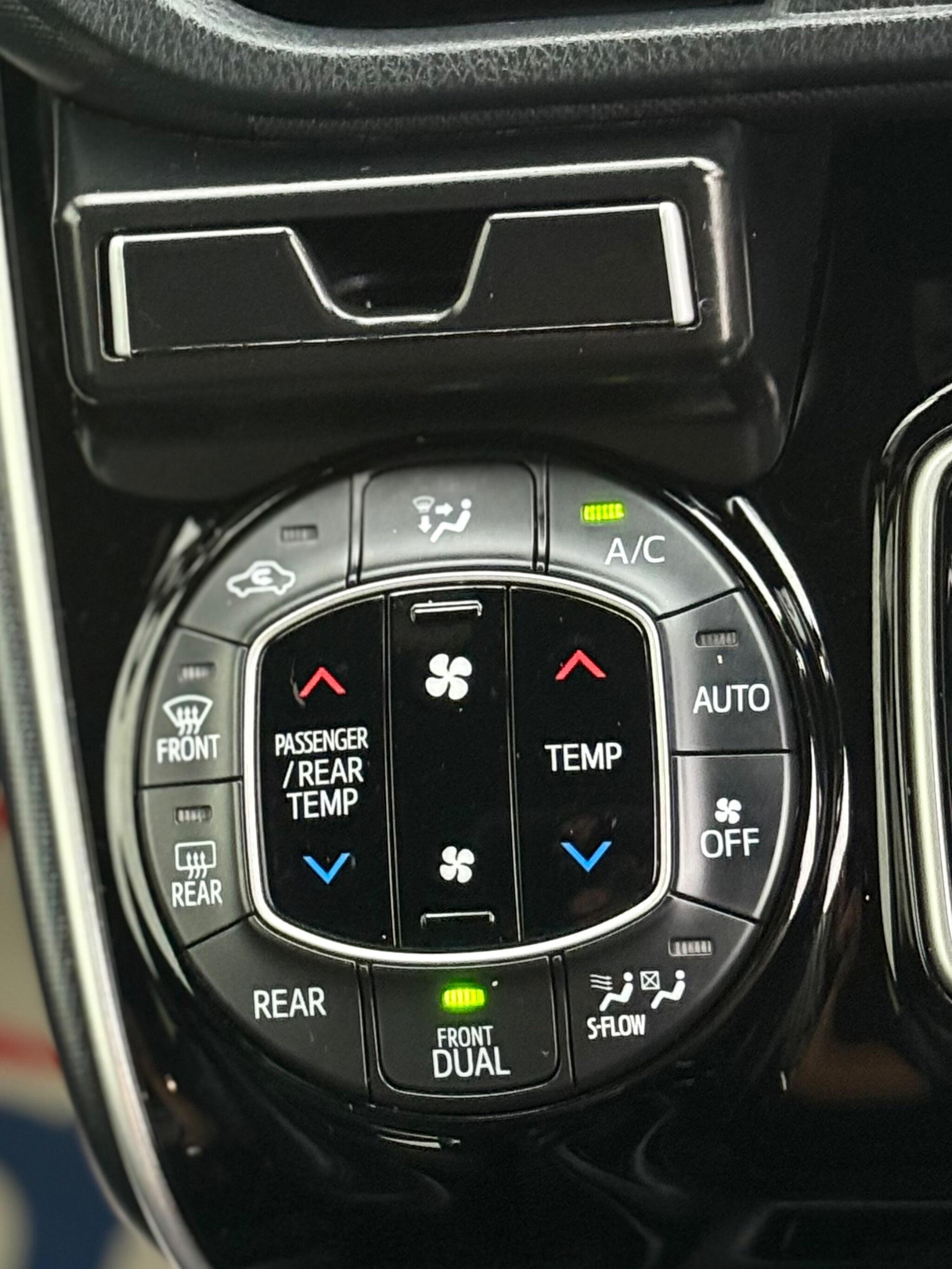 Toyota Voxy - Image 47