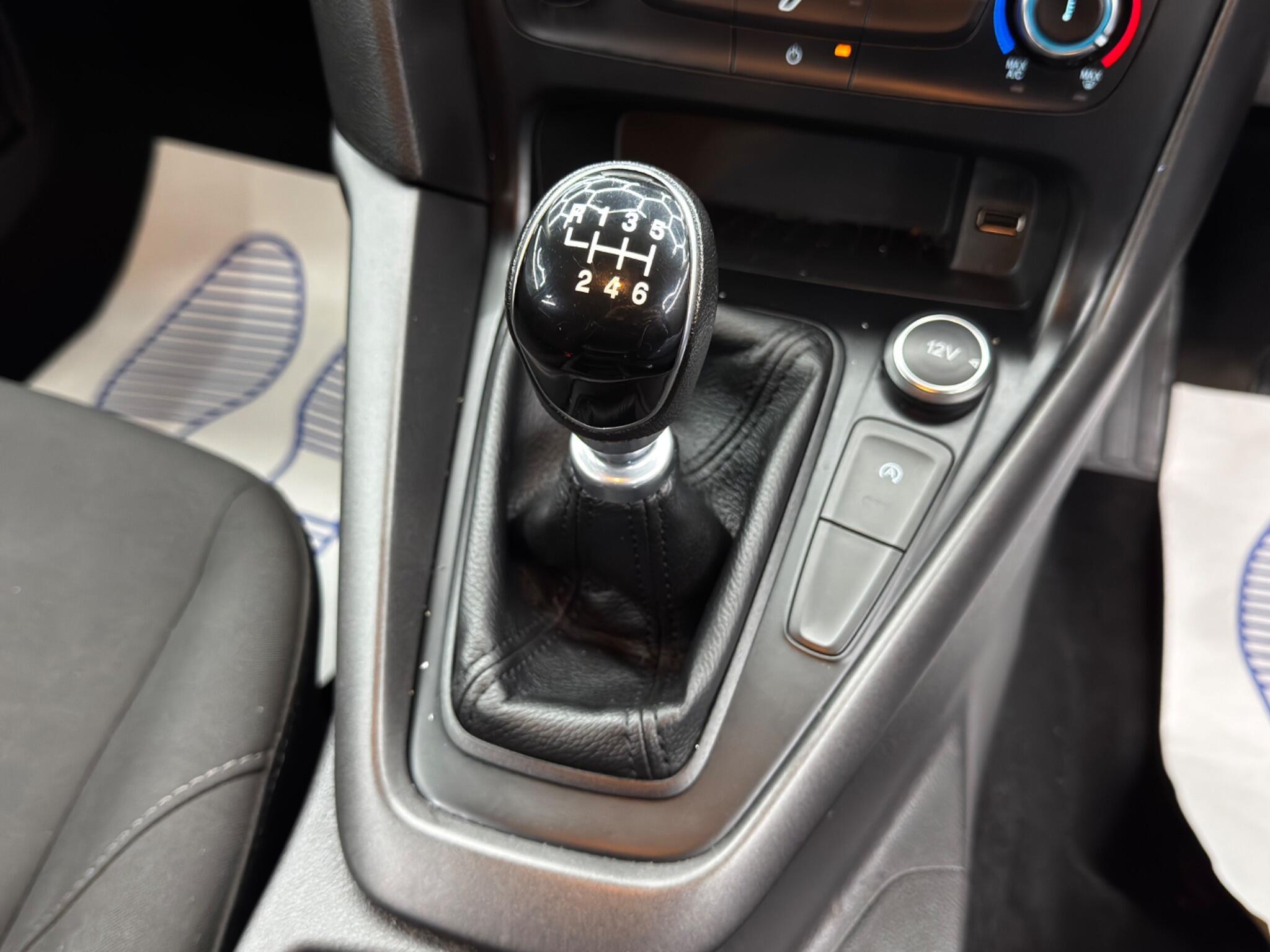 Ford Focus - Image 25