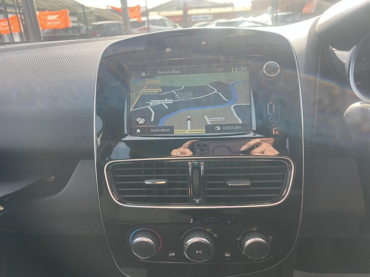 Renault Clio - Image 17