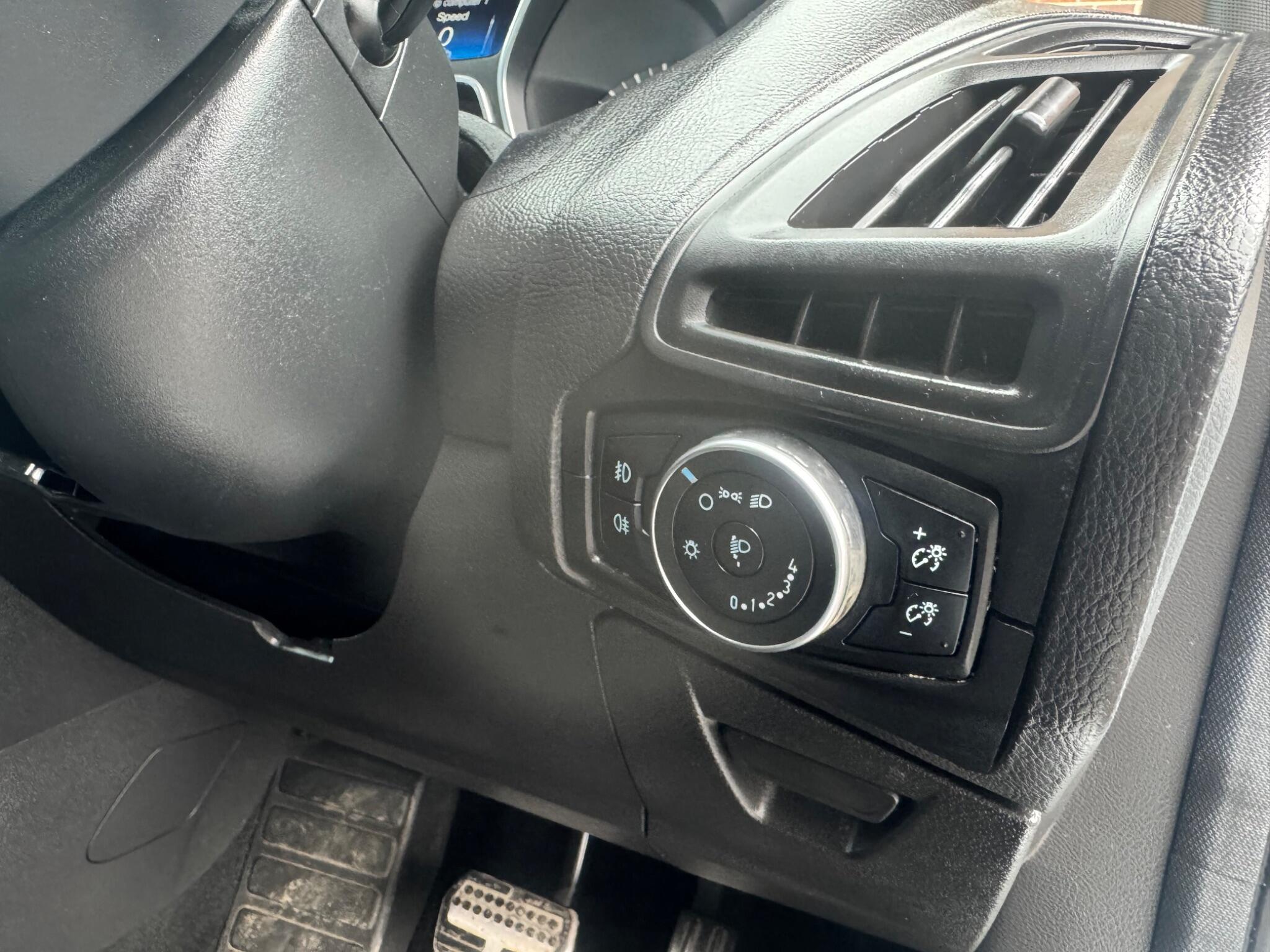 Ford Focus - Image 32