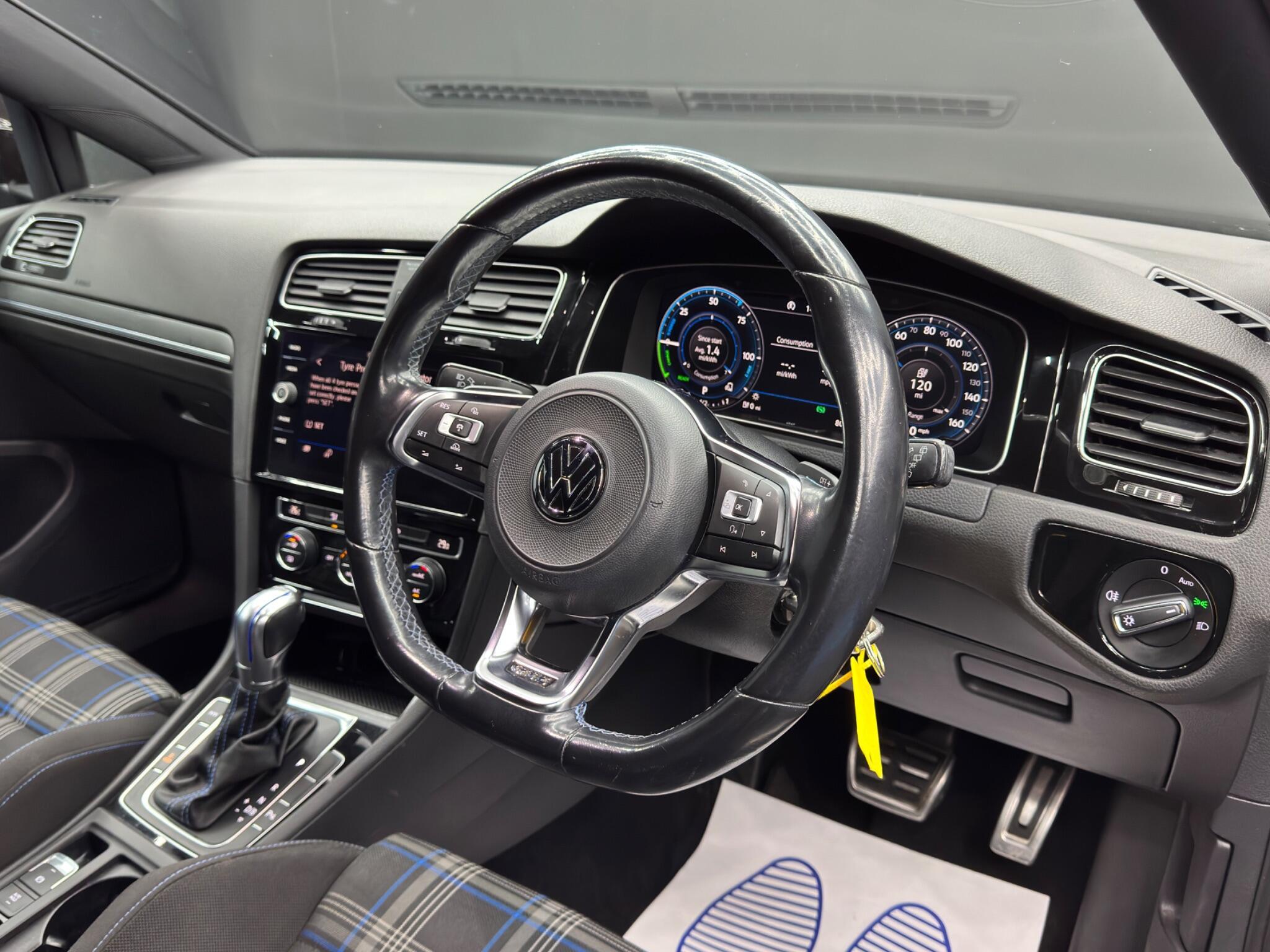 Volkswagen Golf - Image 9