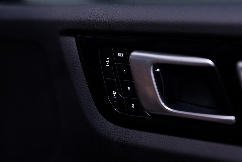 Porsche Cayenne - Image 43