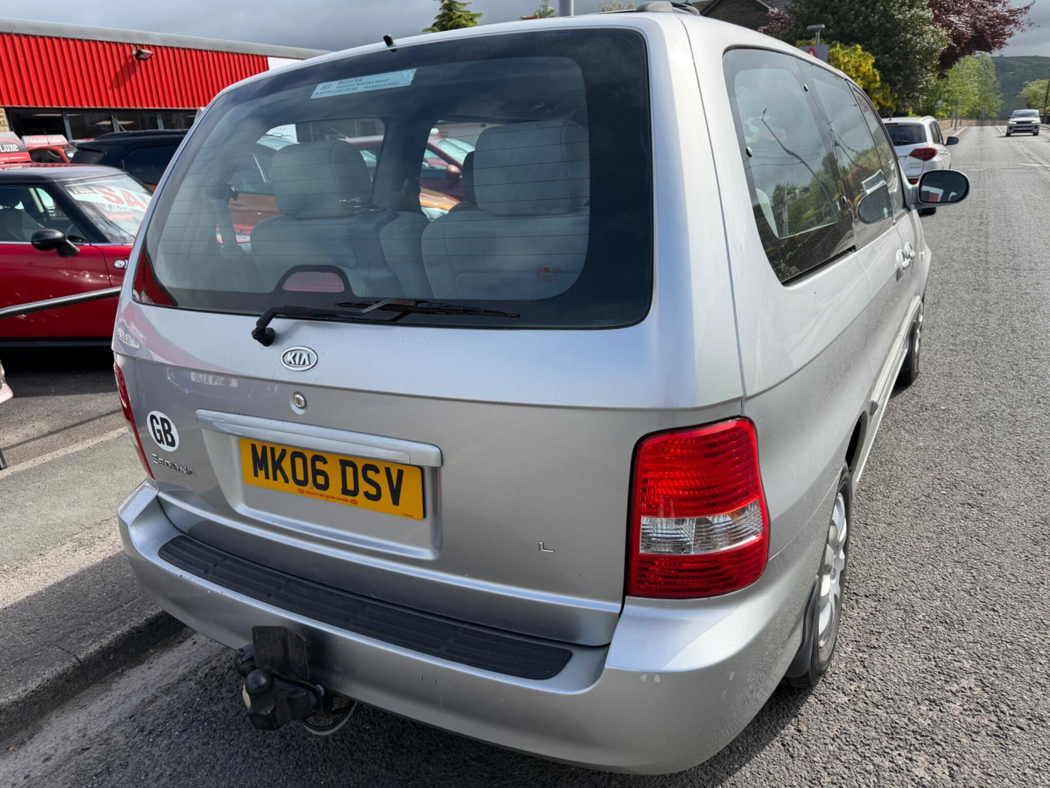 Kia Sedona - Image 13