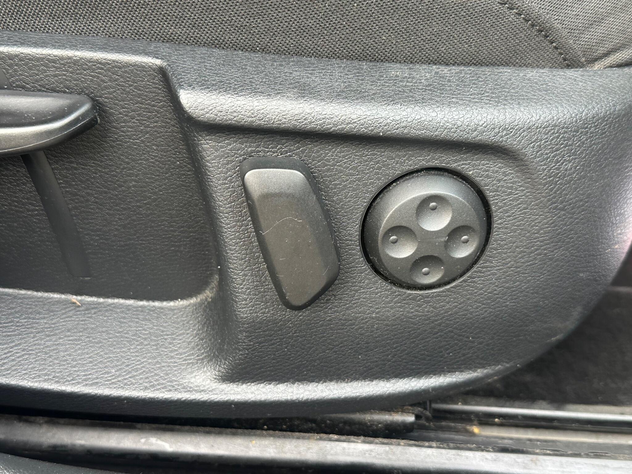 Volkswagen Passat - Image 32