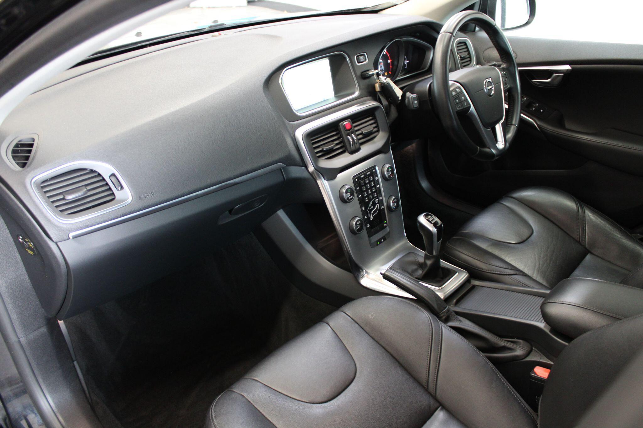 Volvo V40 - Image 2