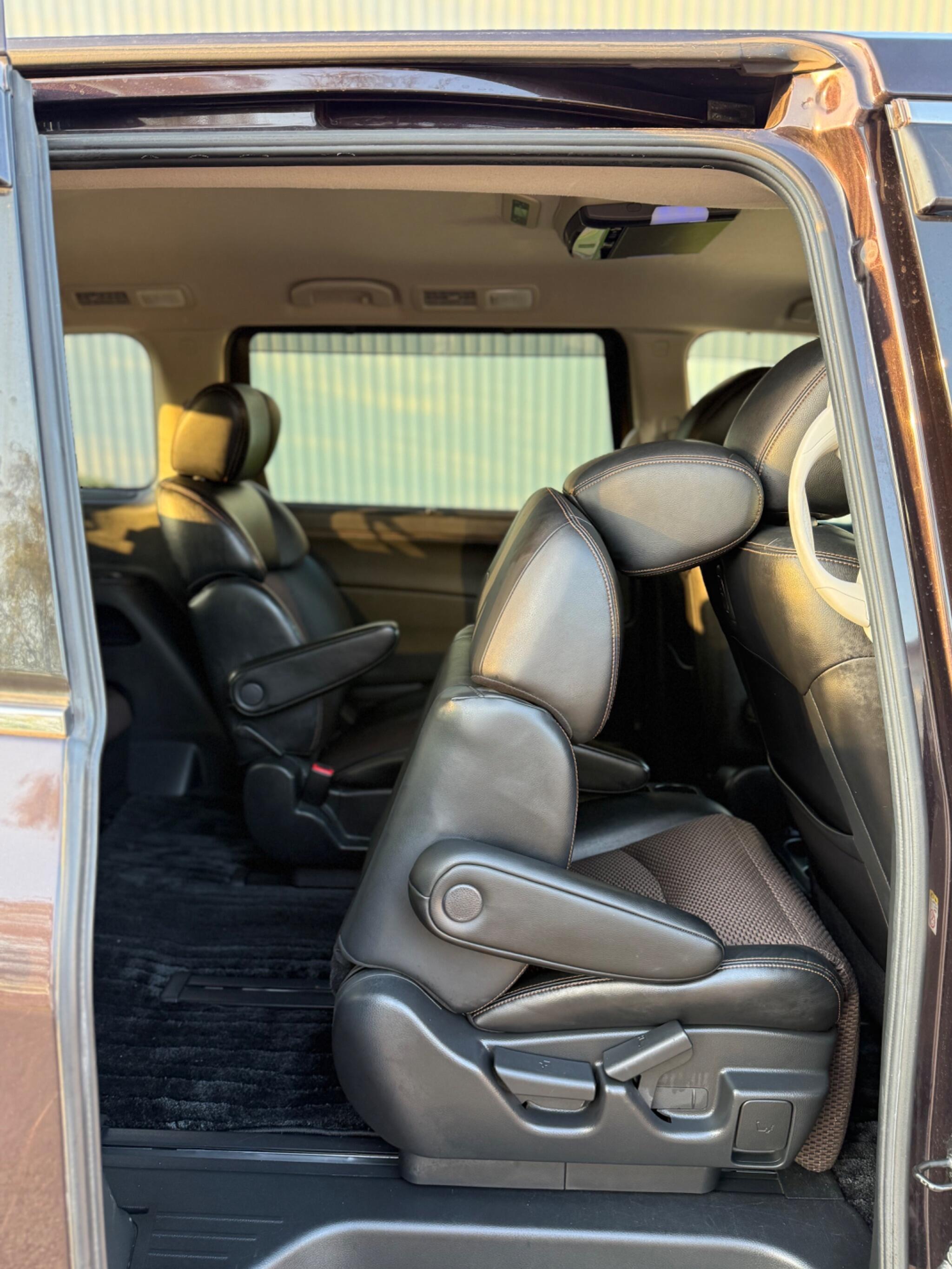 Nissan Elgrand - Image 34