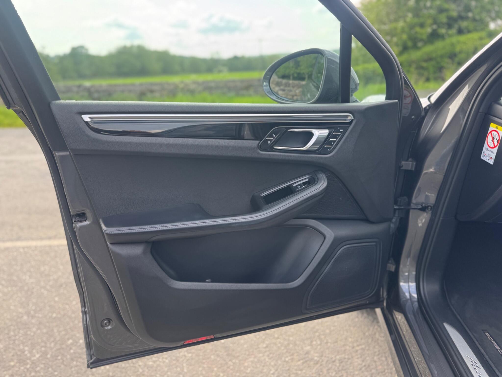 Porsche Macan - Image 40