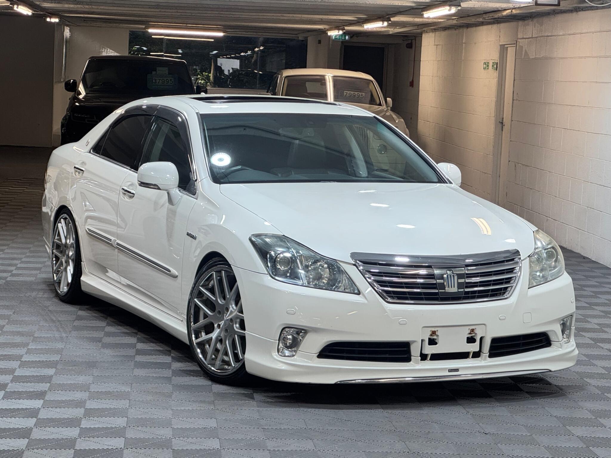 Toyota CROWN - Image 4
