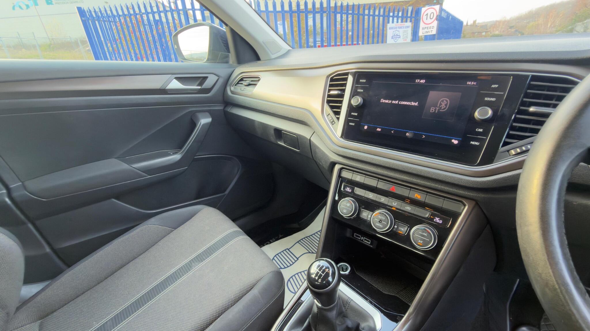 Volkswagen T-Roc - Image 25