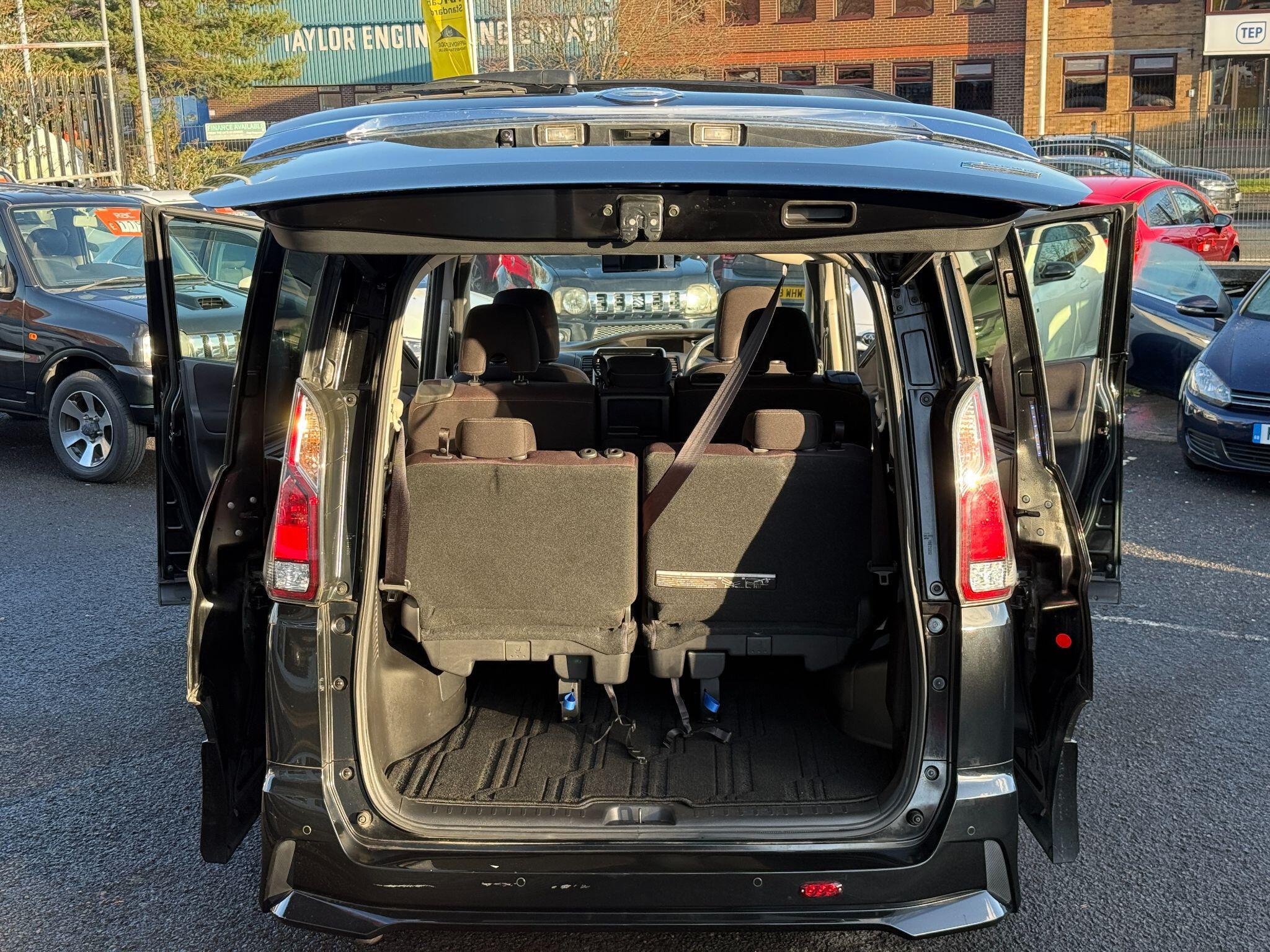 Nissan Serena - Image 27