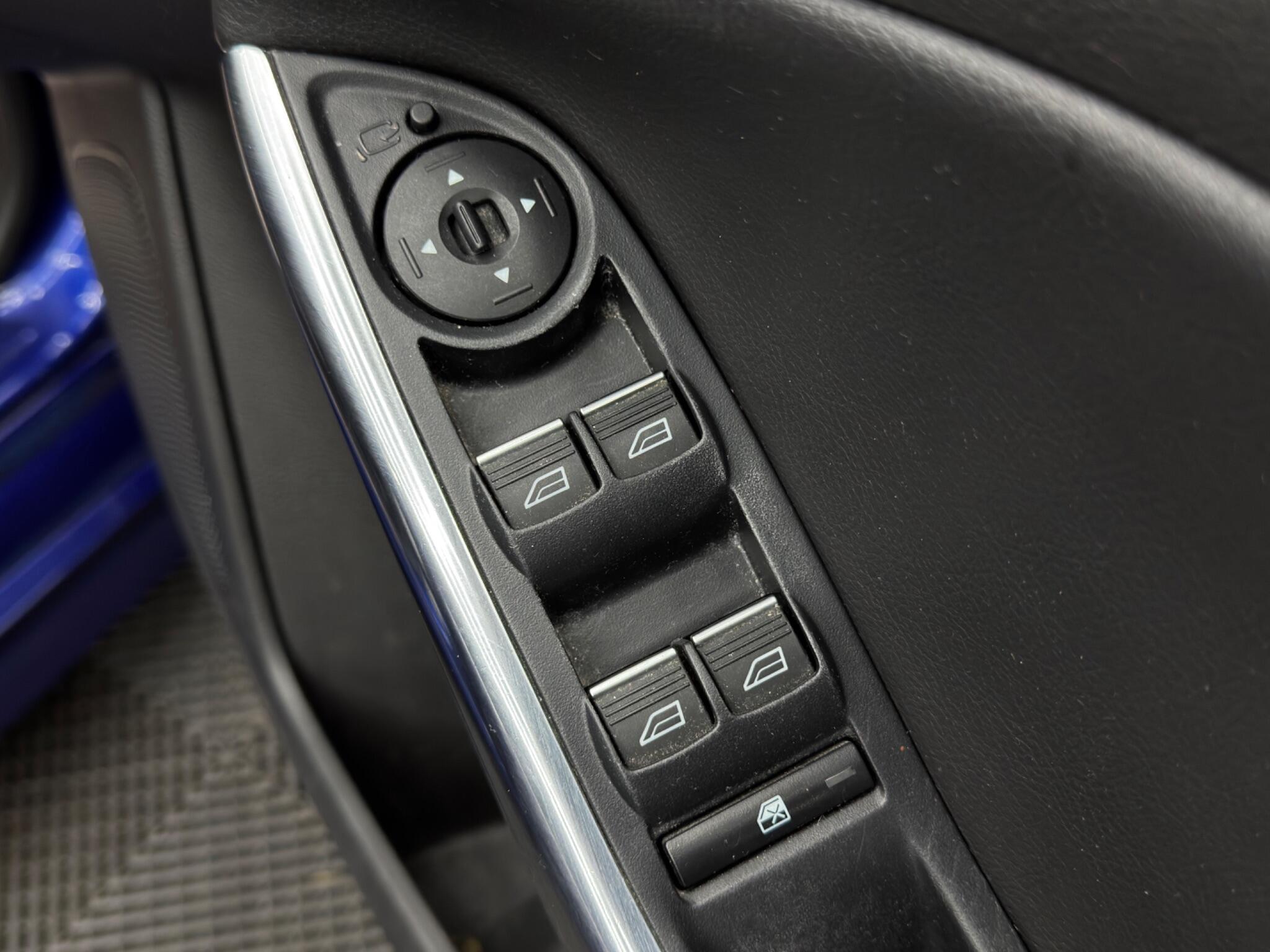 Ford Focus - Image 41