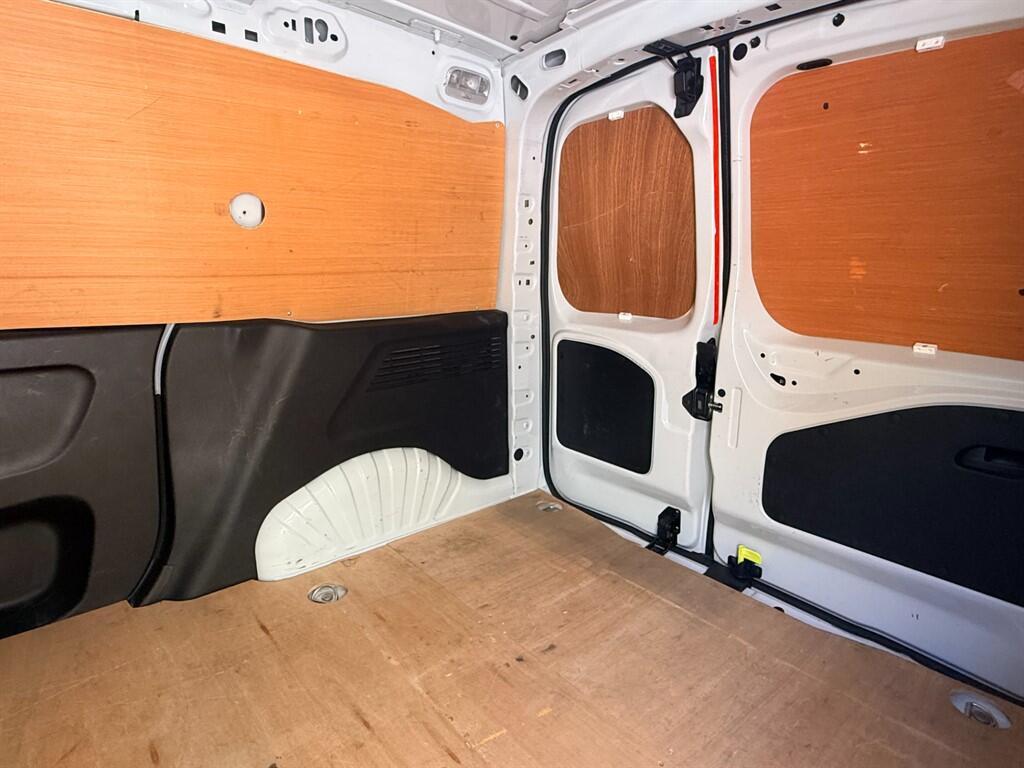 Vauxhall Combo - Image 13