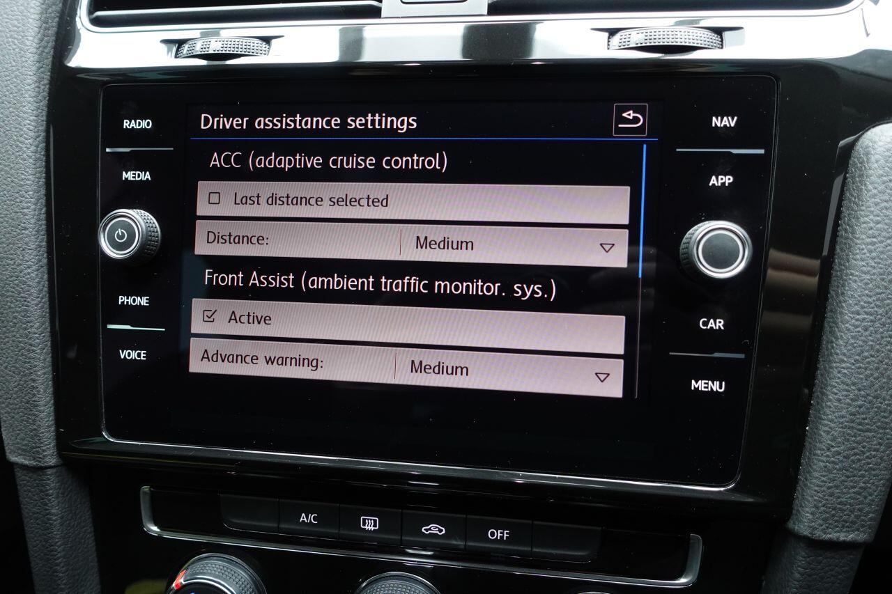 Volkswagen Golf - Image 30