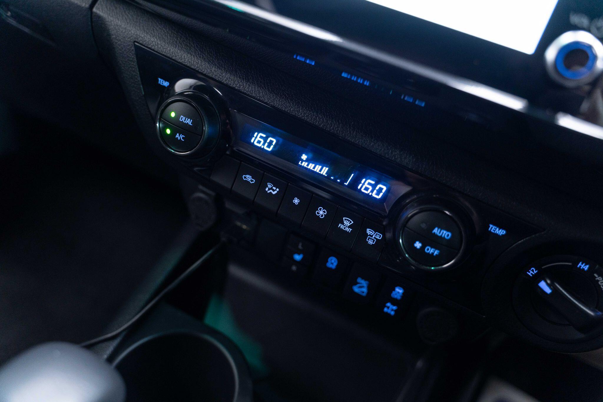 Toyota Hilux - Image 12