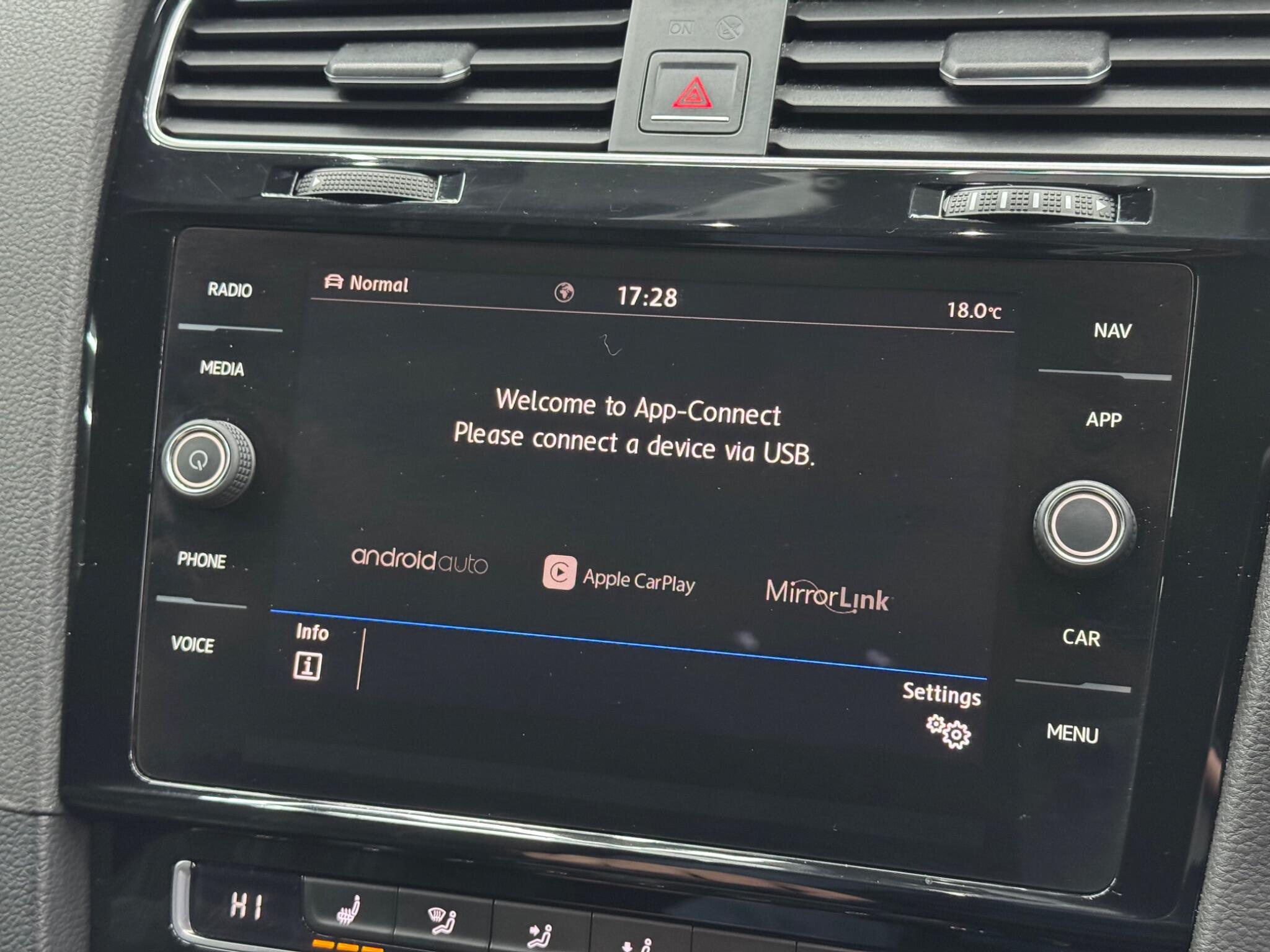 Volkswagen Golf - Image 32