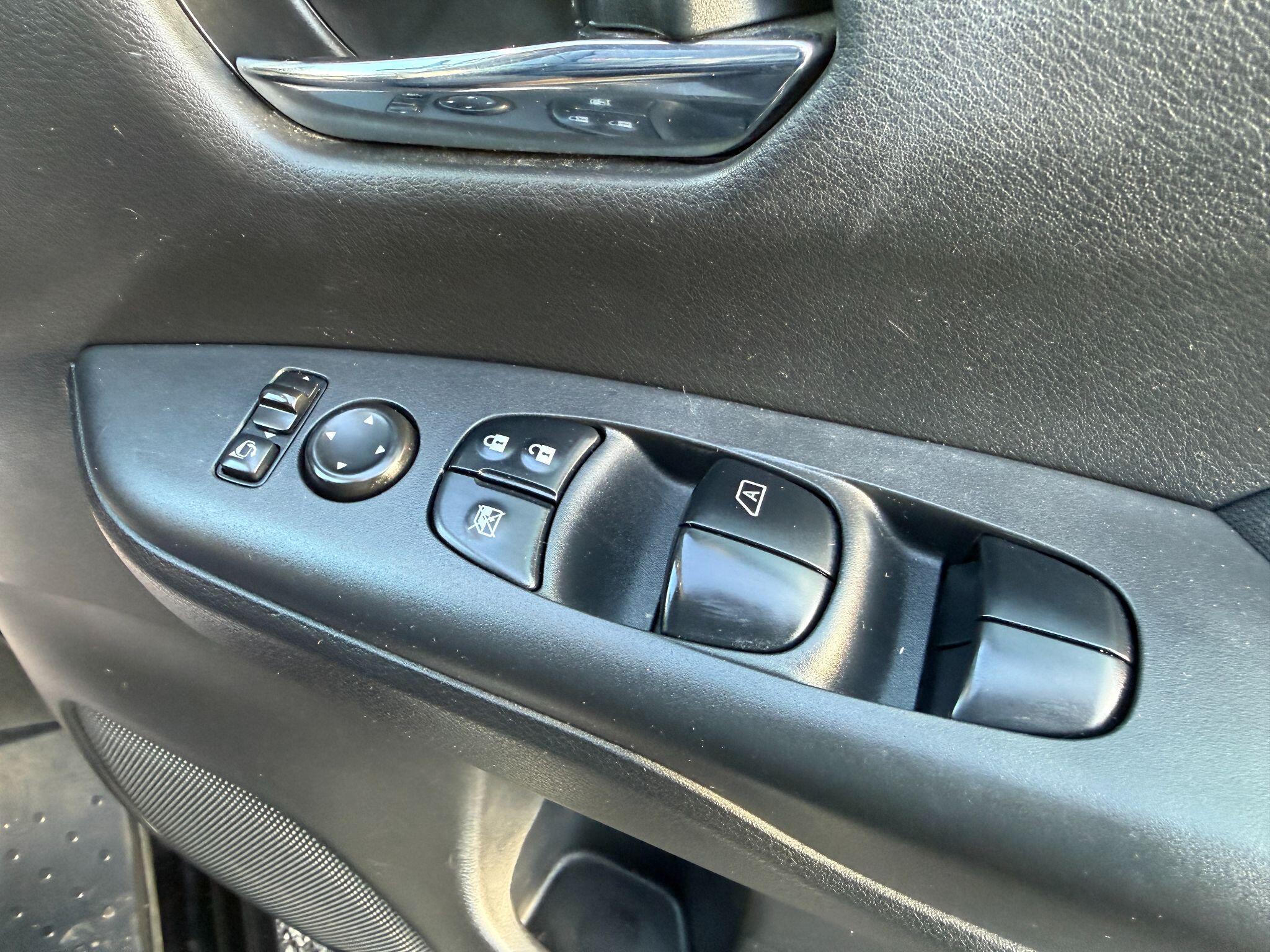 Nissan Serena - Image 62