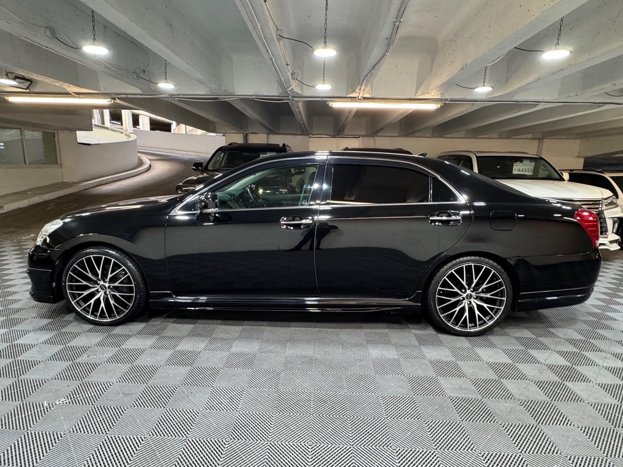 Toyota CROWN - Image 2