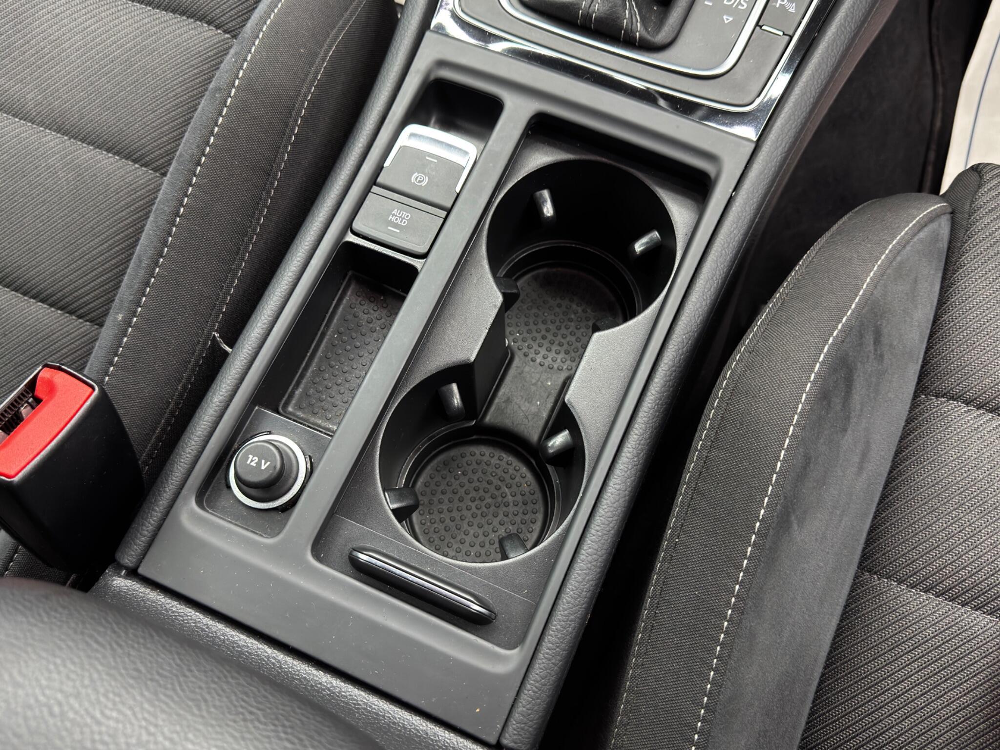 Volkswagen Golf - Image 25