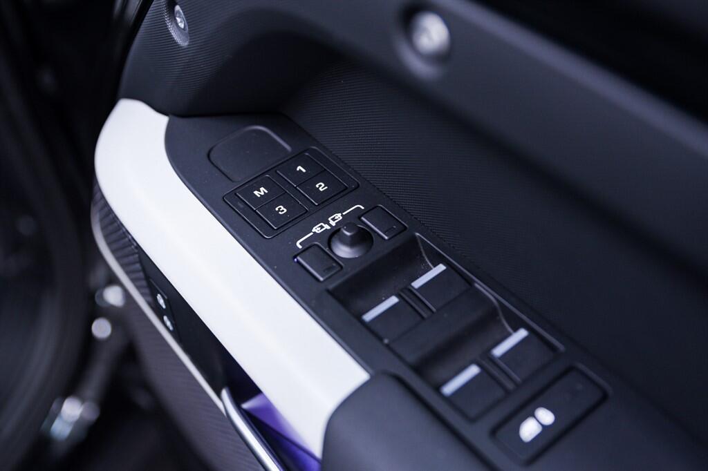 Land Rover Defender 110 - Image 32