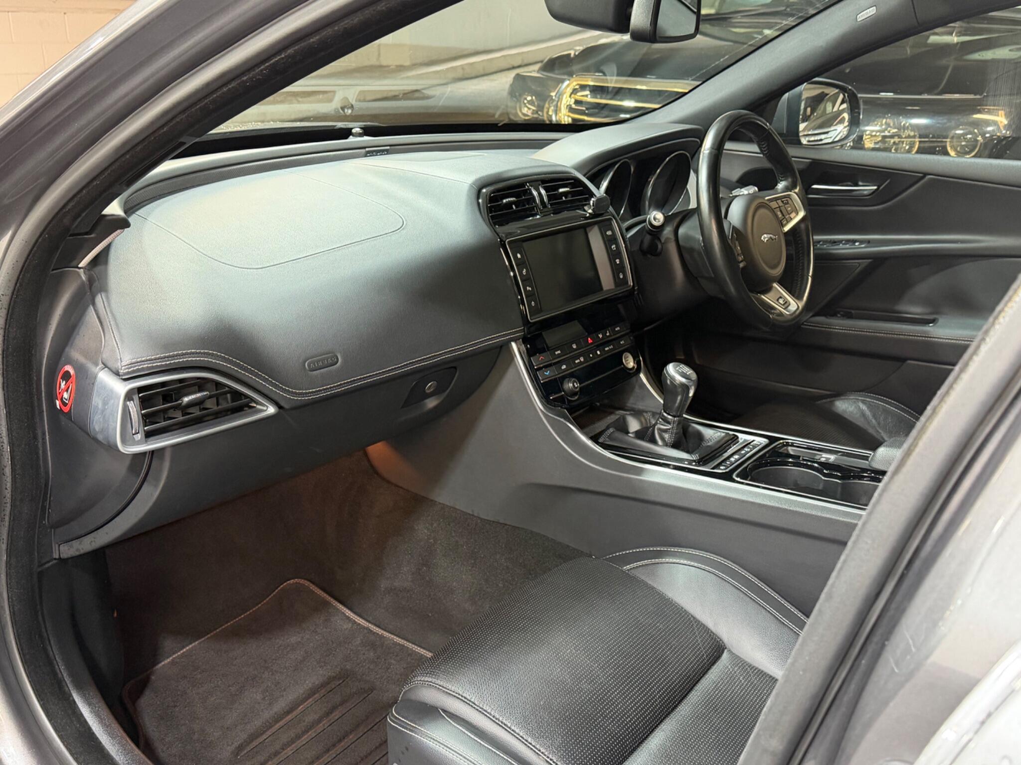 Jaguar XE - Image 10