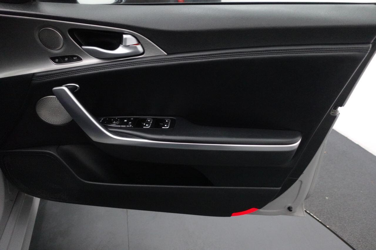 Kia Stinger - Image 17
