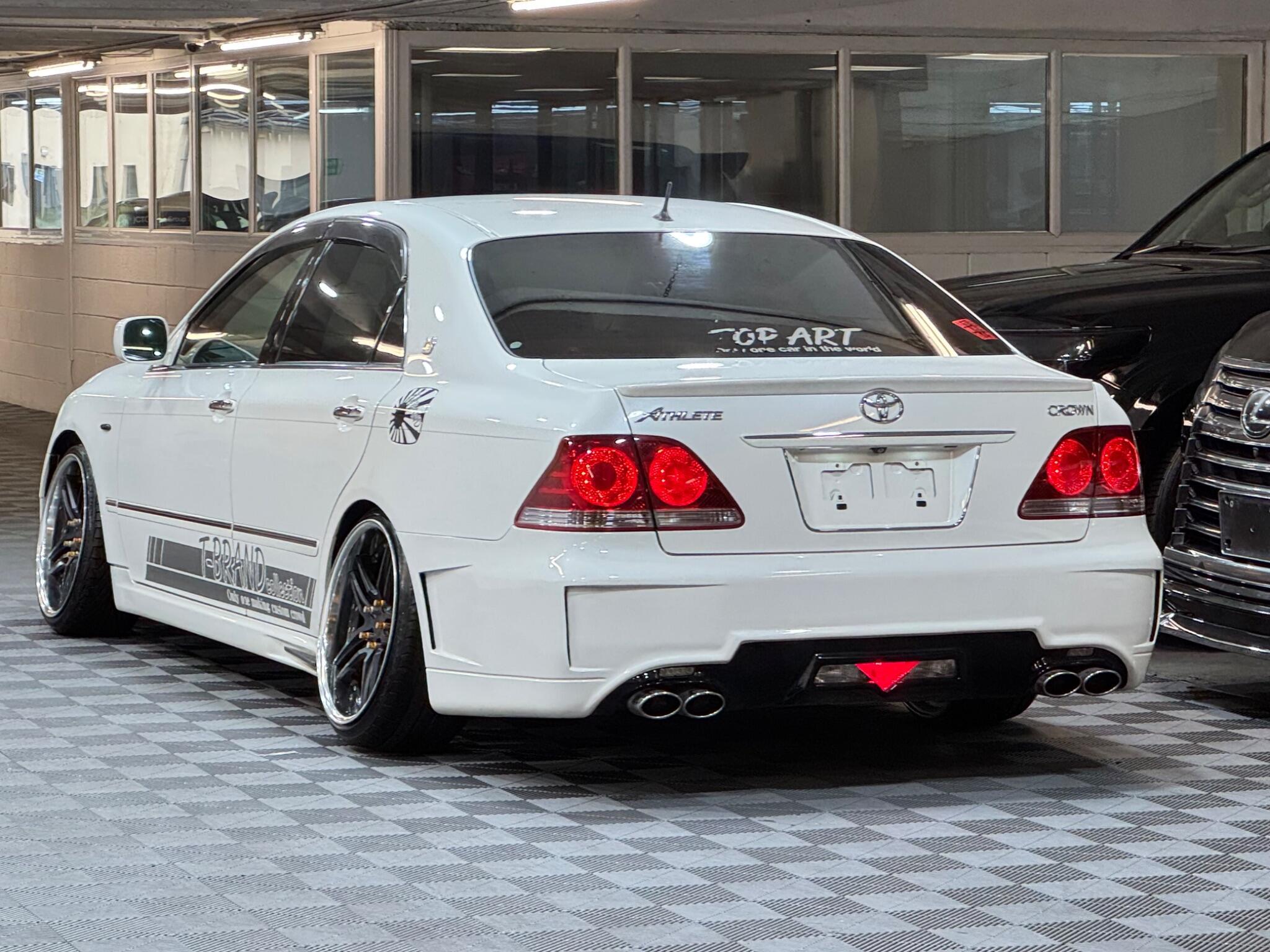 Toyota CROWN - Image 3