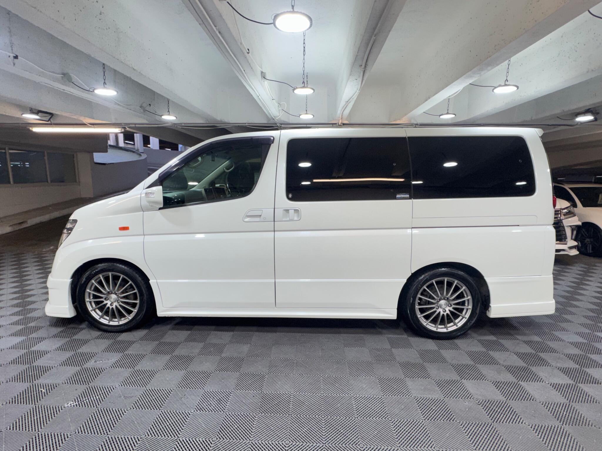 Nissan Elgrand - Image 2