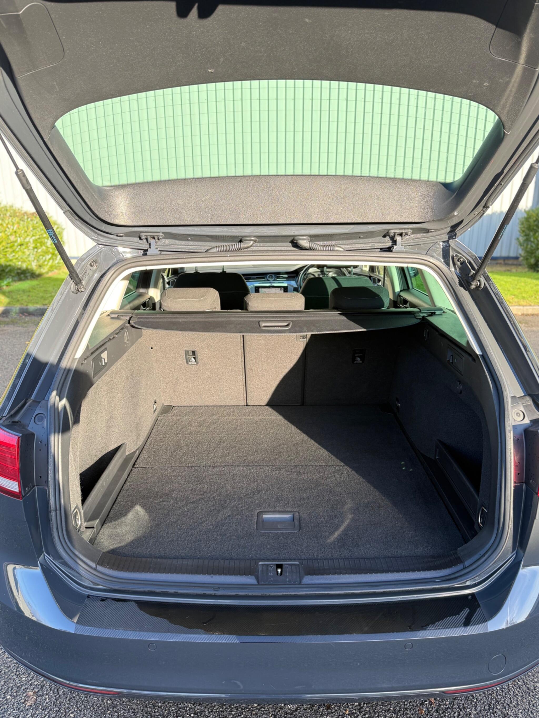 Volkswagen Passat - Image 30