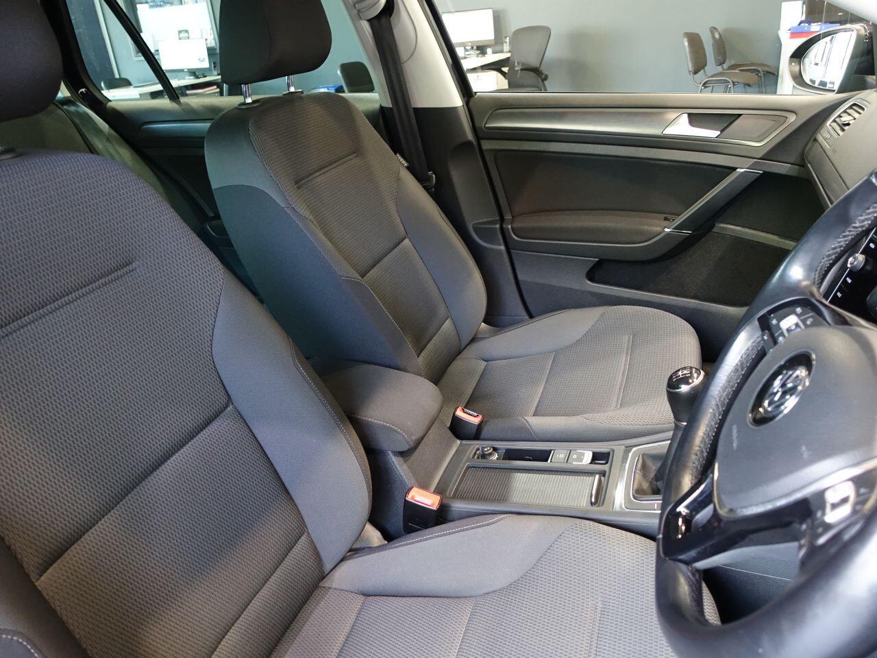 Volkswagen Golf - Image 13