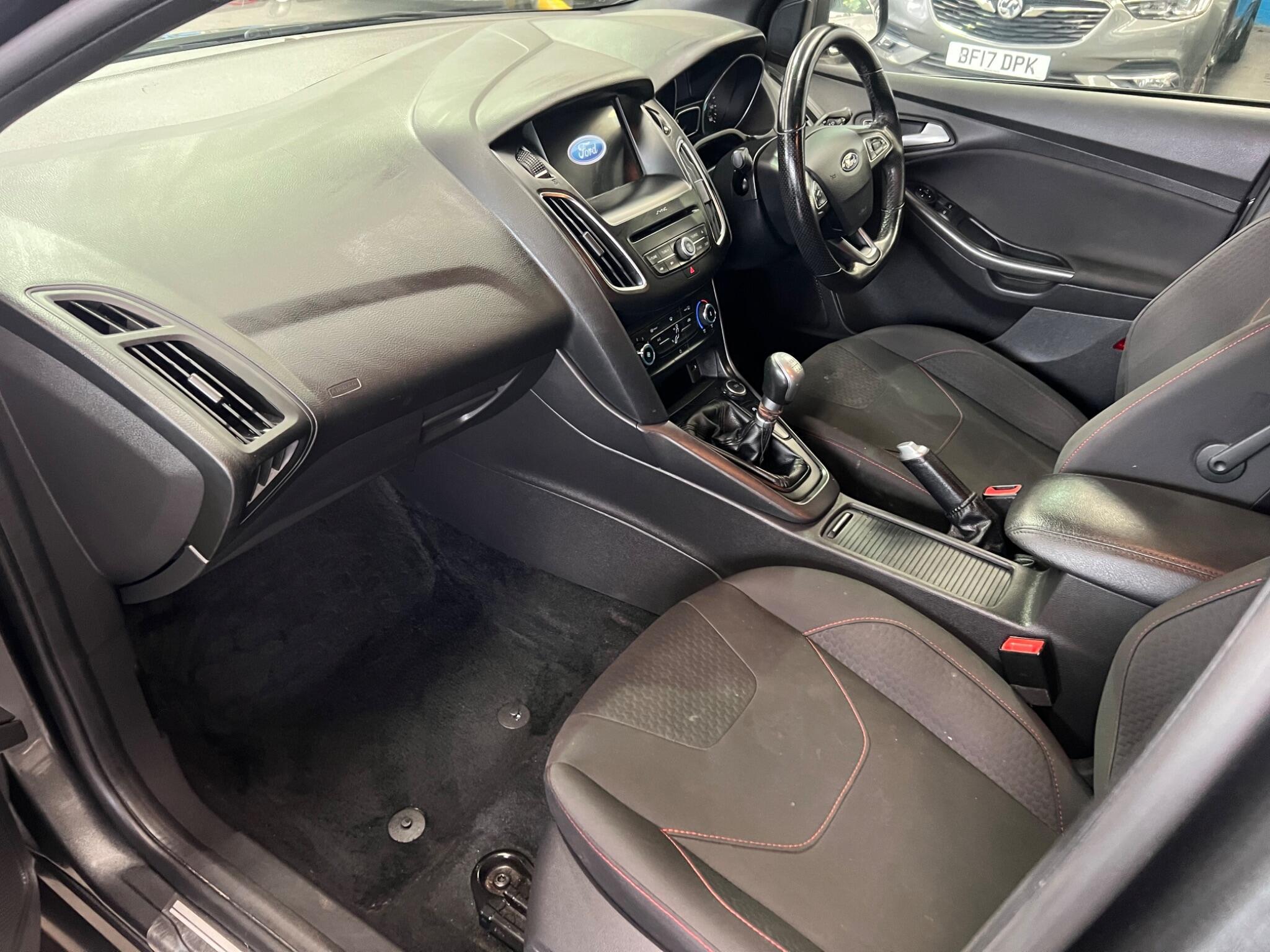 Ford Focus - Image 24