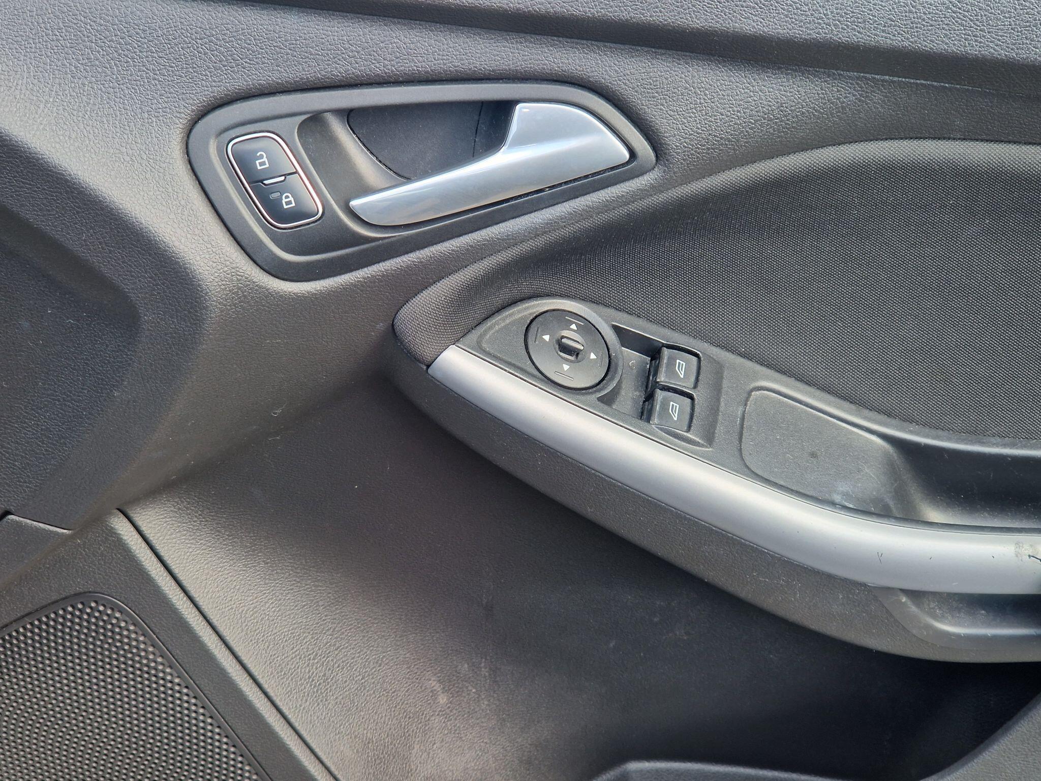 Ford Focus - Image 25