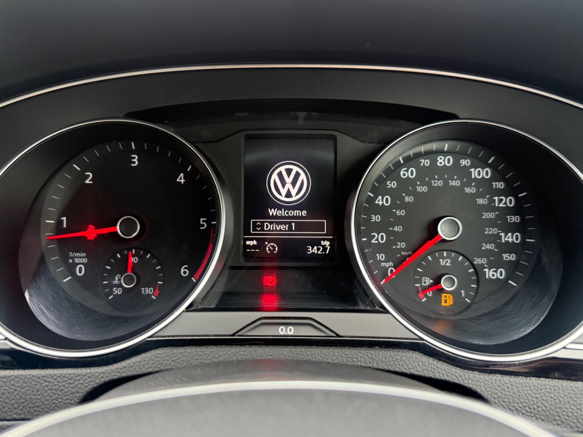 Volkswagen Passat - Image 32
